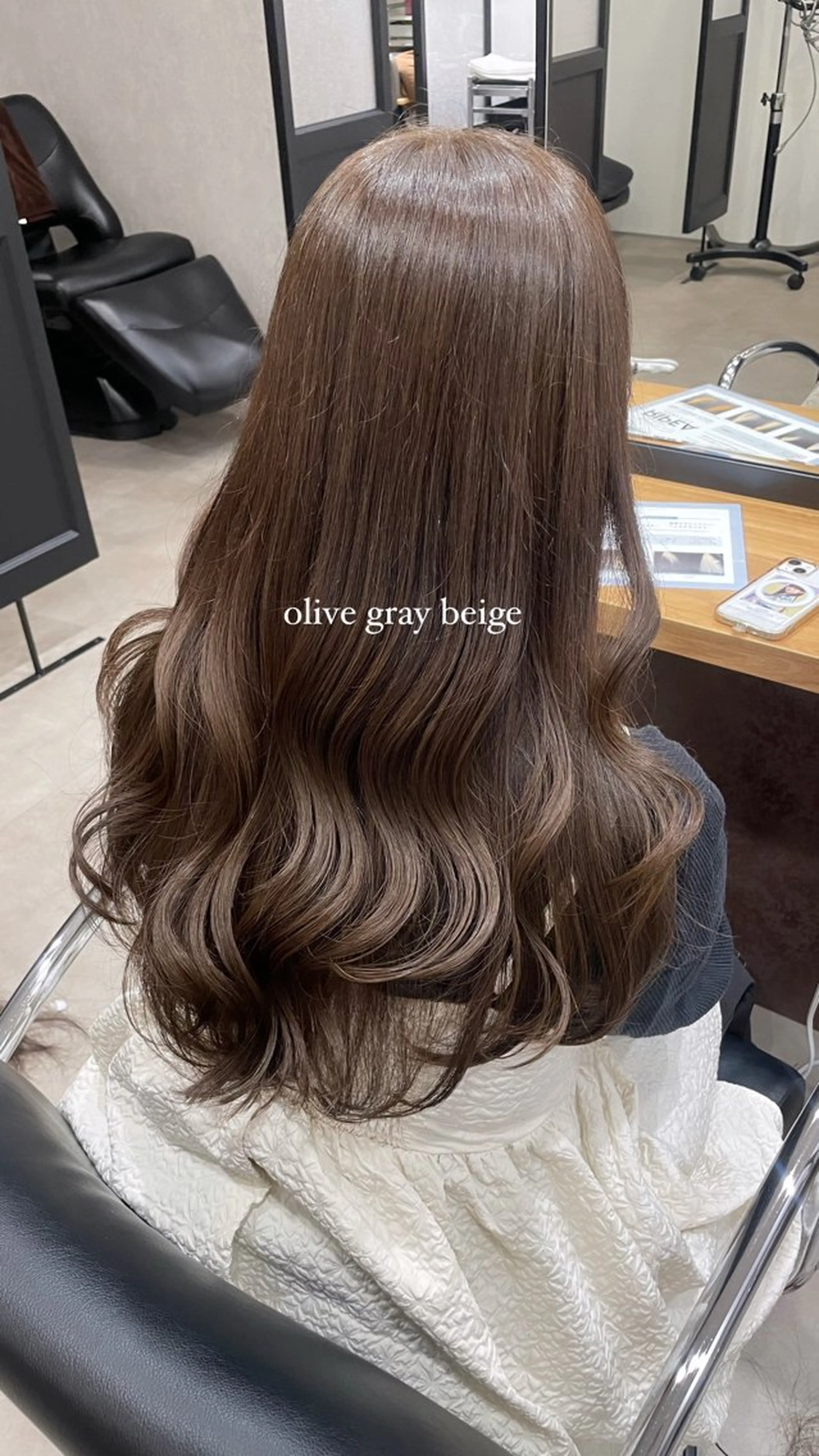 ロング カラー ブリーチ グレージュ オリーブグレージュ オリーブグレー ヘアカラー 佐藤 由依/水光カラーのヘアスタイル