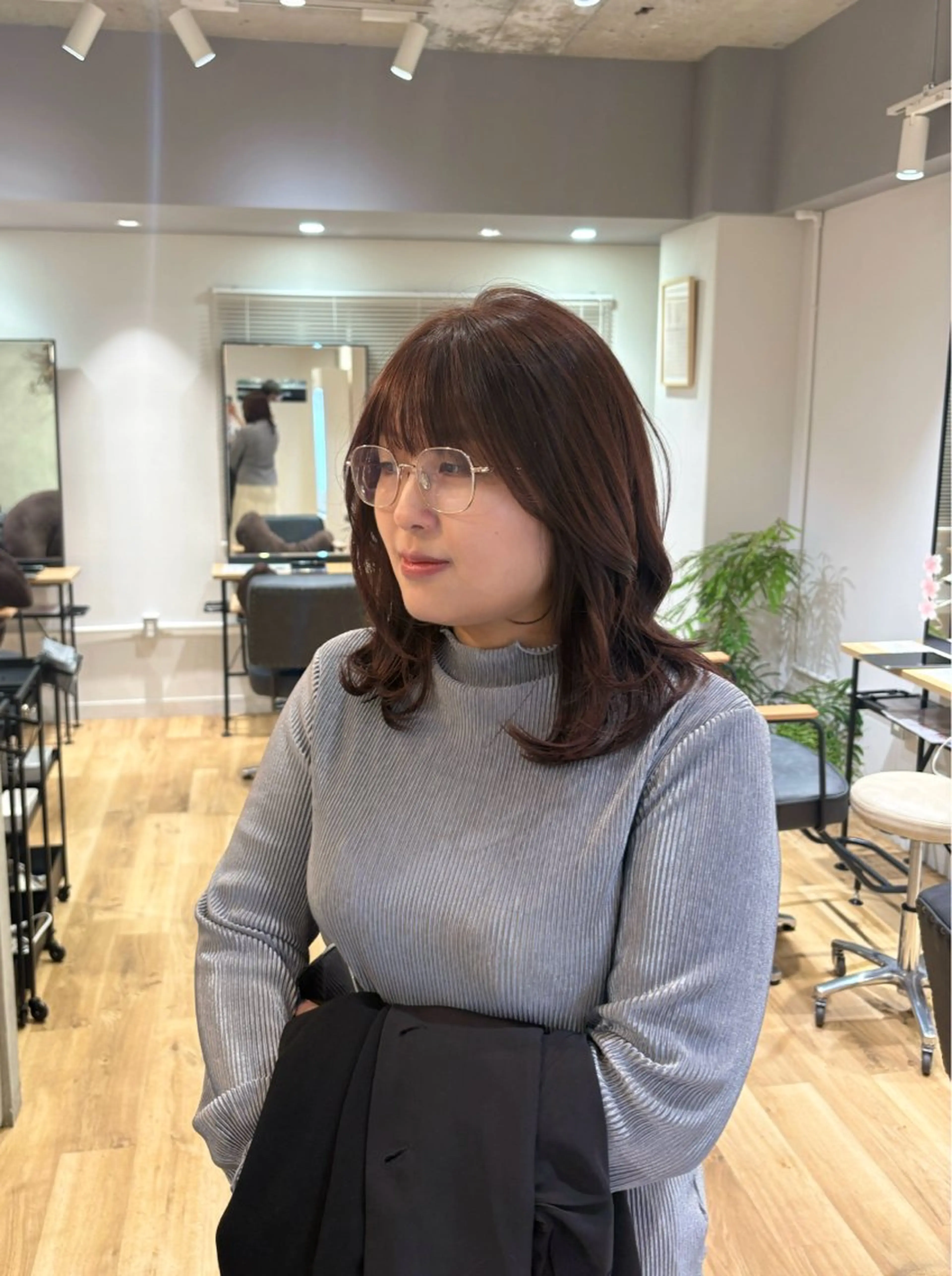 ミディアム ピンクブラウン くびれヘア ヘアカラー こうやま みるのヘアスタイル