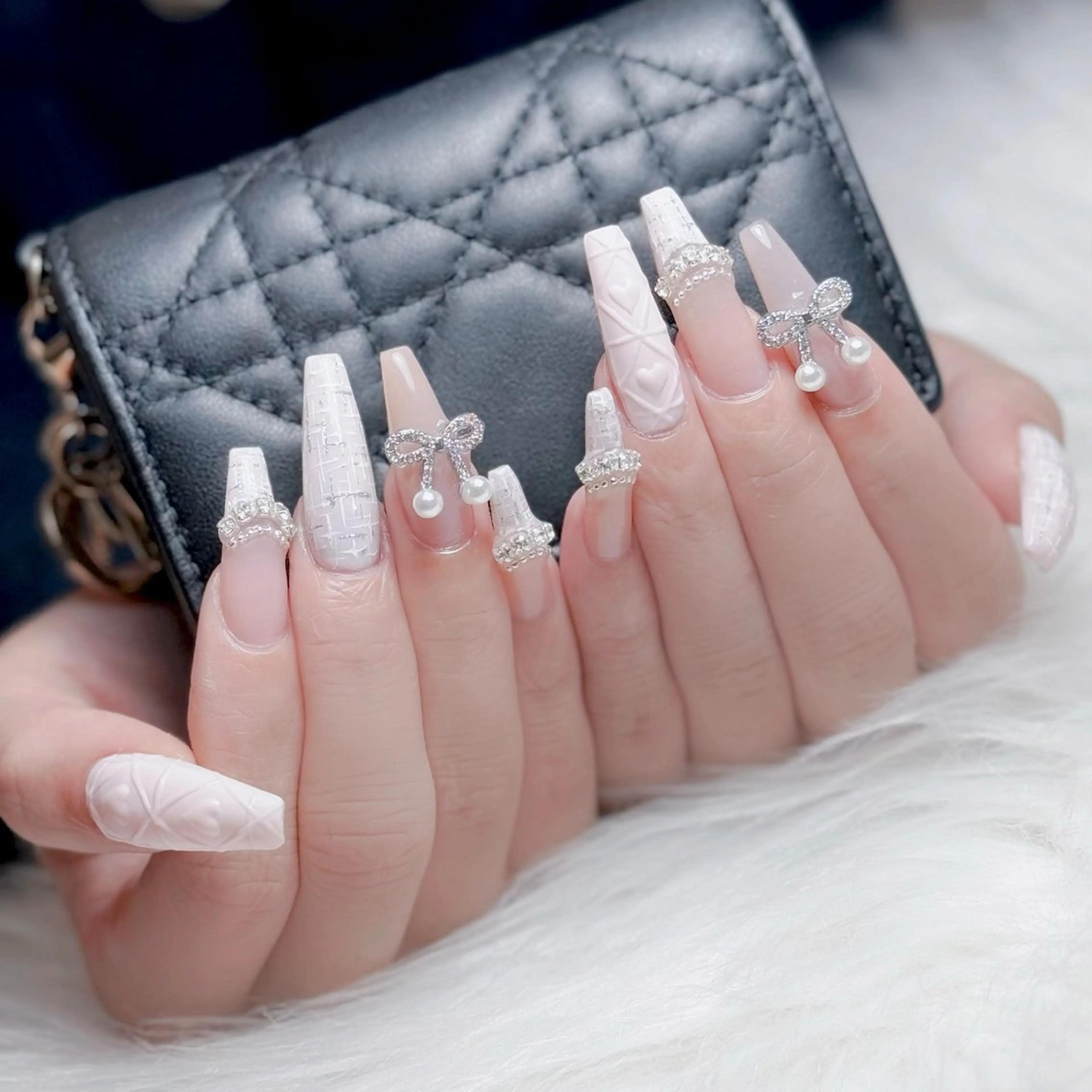 ネイル ガーリー キラキラネイル ピンク リボン ワンホンネイル nailsalon ChuColaのネイルデザイン