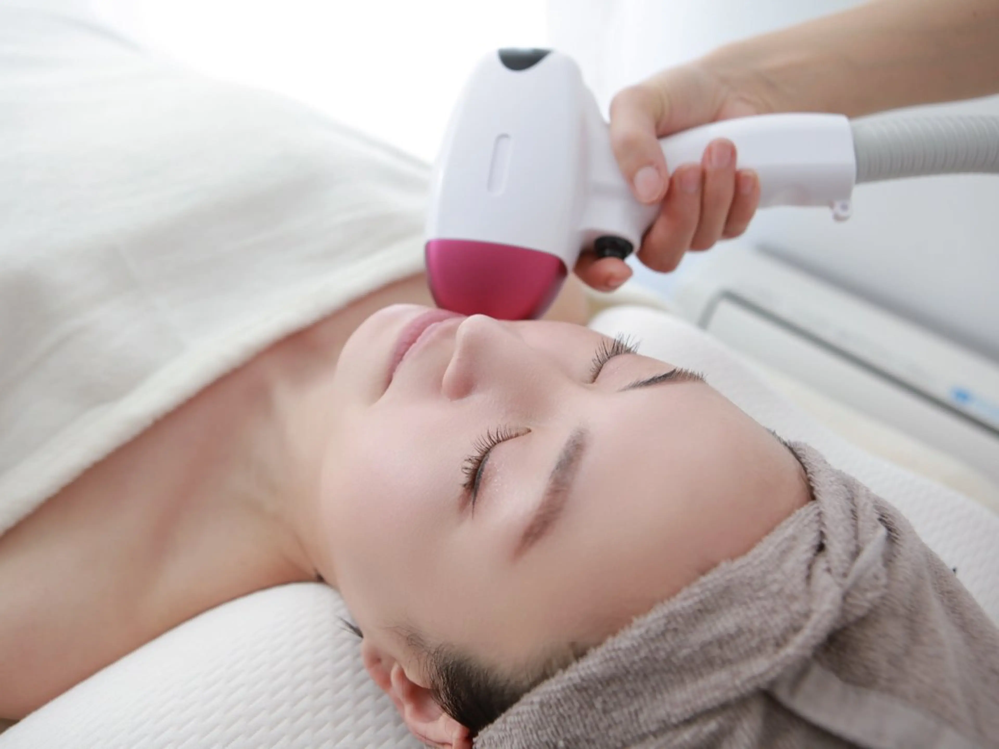 《女性》フェイス脱毛✨最新LED美容脱毛☆人気No.1 当てるたび美肌に✨光フェイシャル並みにキメも整うの写真