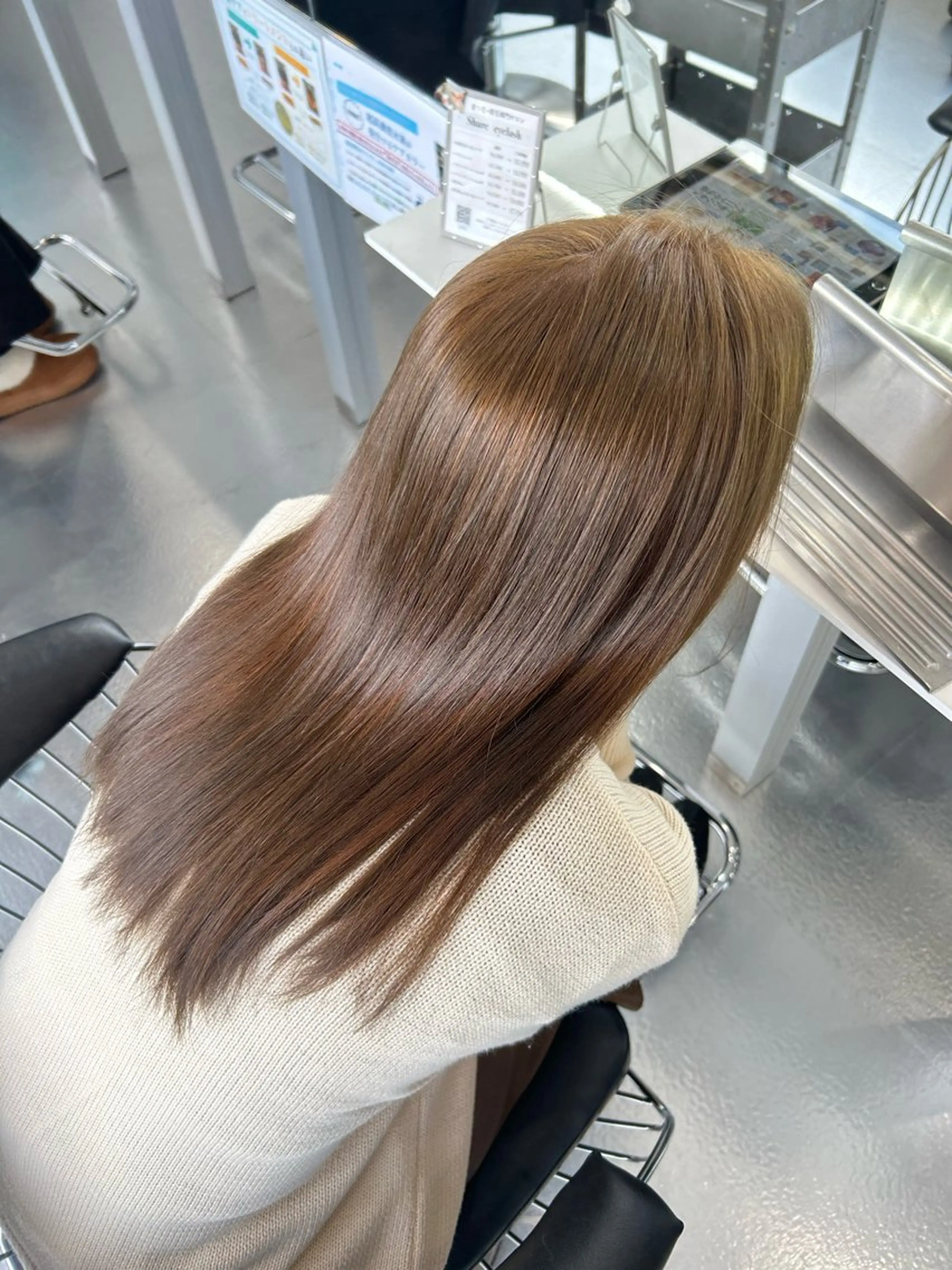 セミロング あやめ🪽 オリーブ/ハイトーンのヘアスタイル