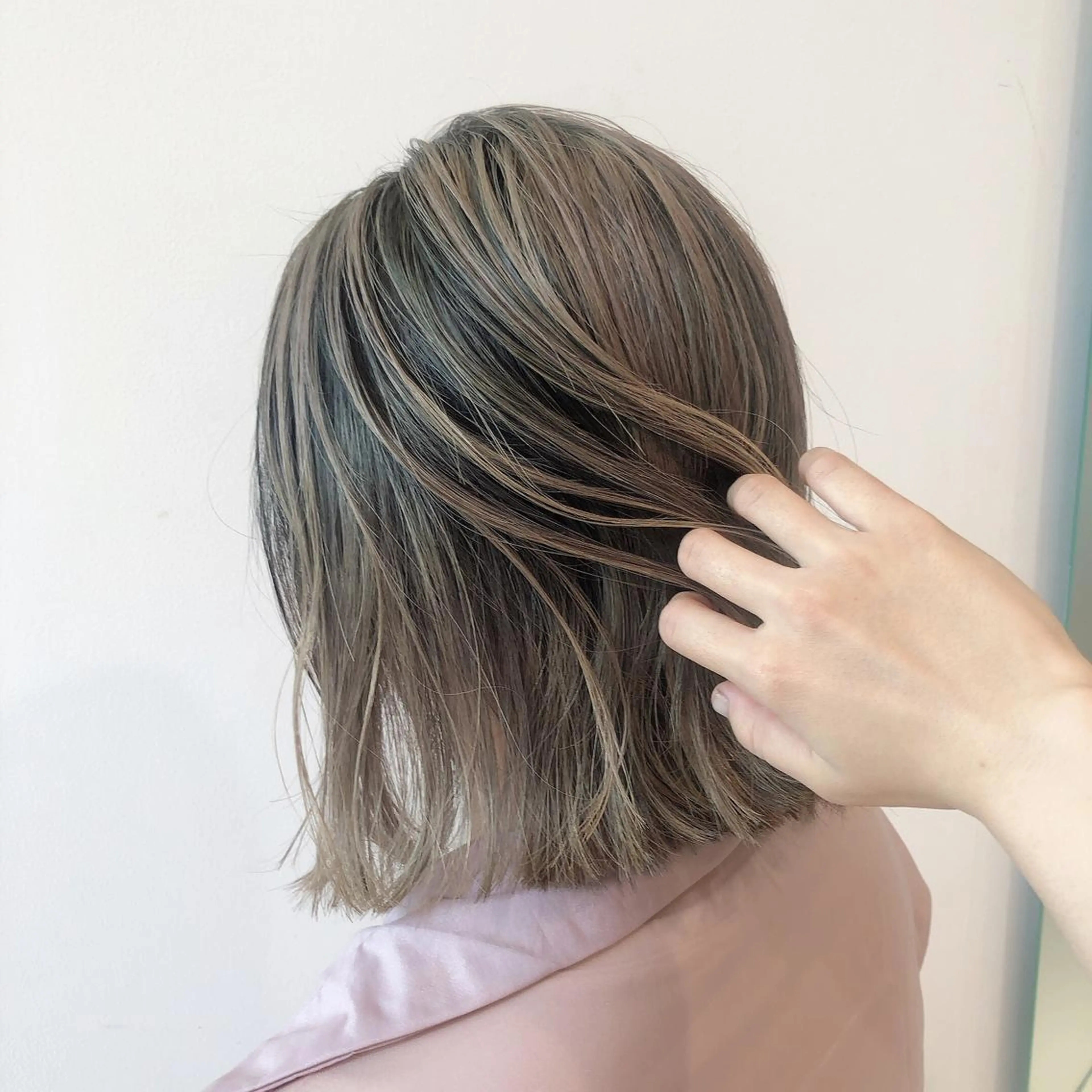 ショート カラー バレイヤージュ ブリーチ レイヤーカット ヤマモト マイのヘアスタイル