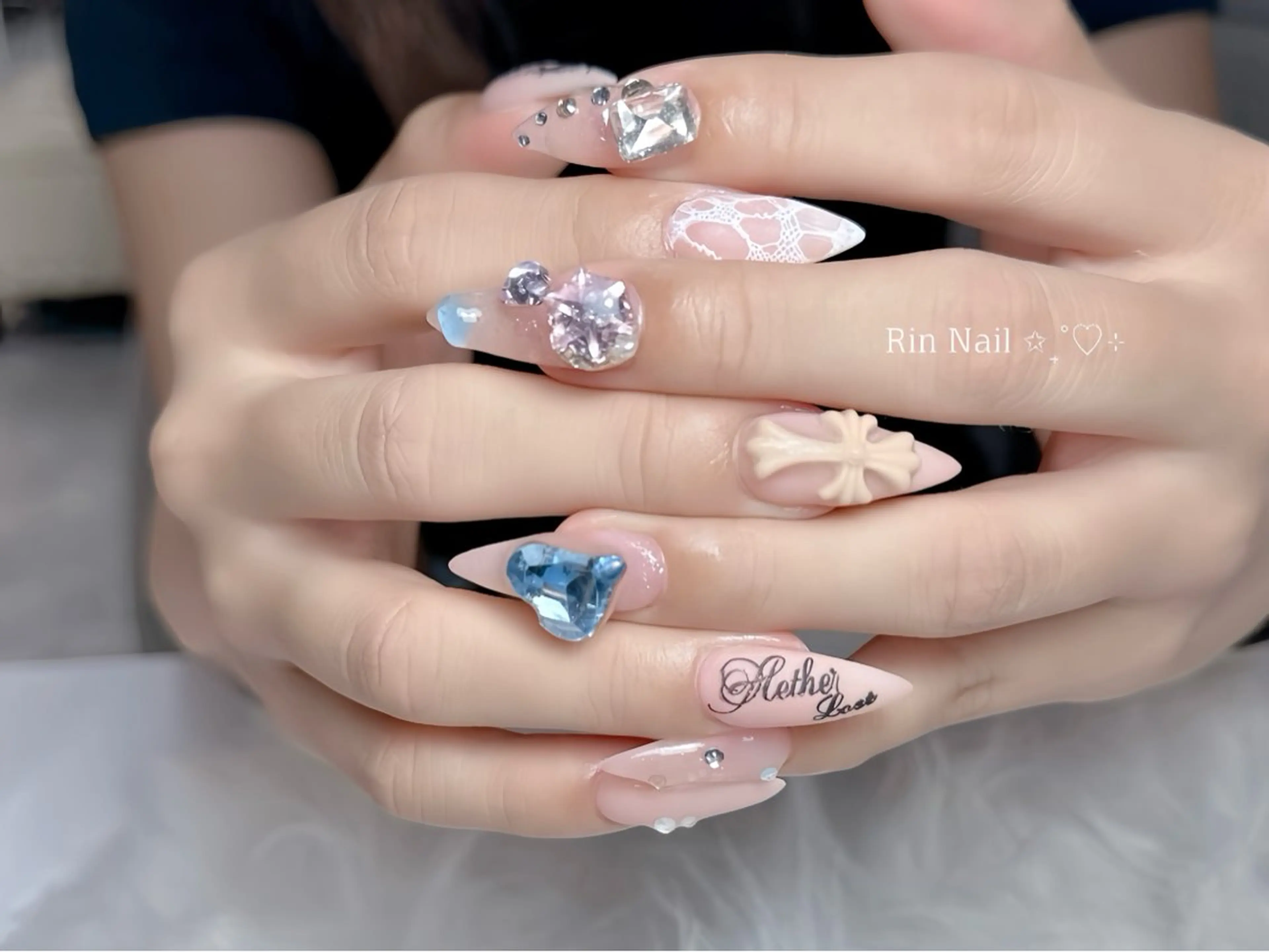 ネイル オーロラネイル チークネイル 桜ネイル クリアネイル ドット ハンドネイル Rin Nail 新大久保店のネイルデザイン