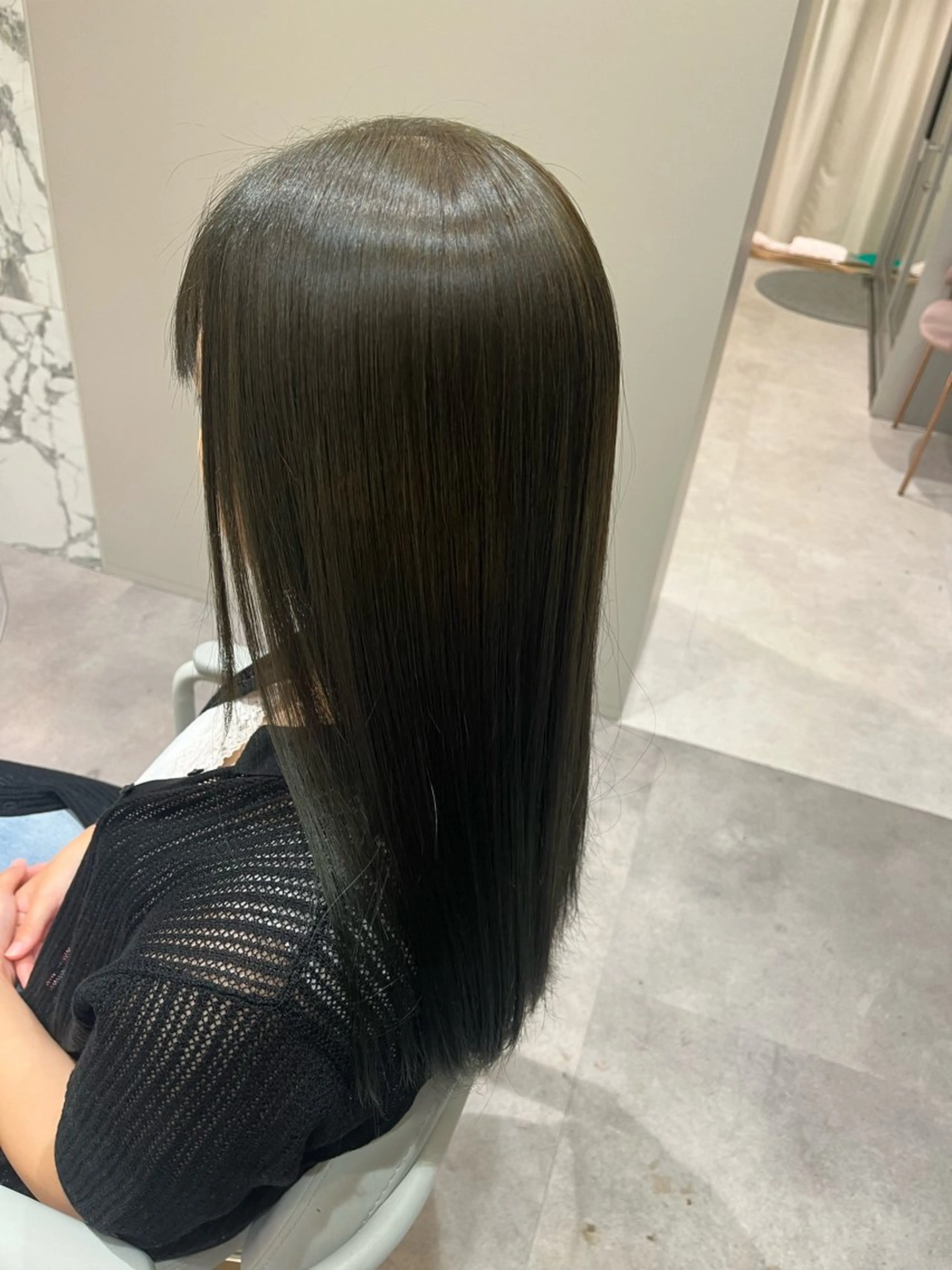 ロング カラー ベージュカラー オリーブベージュ 縮毛矯正 星 希愛のヘアスタイル