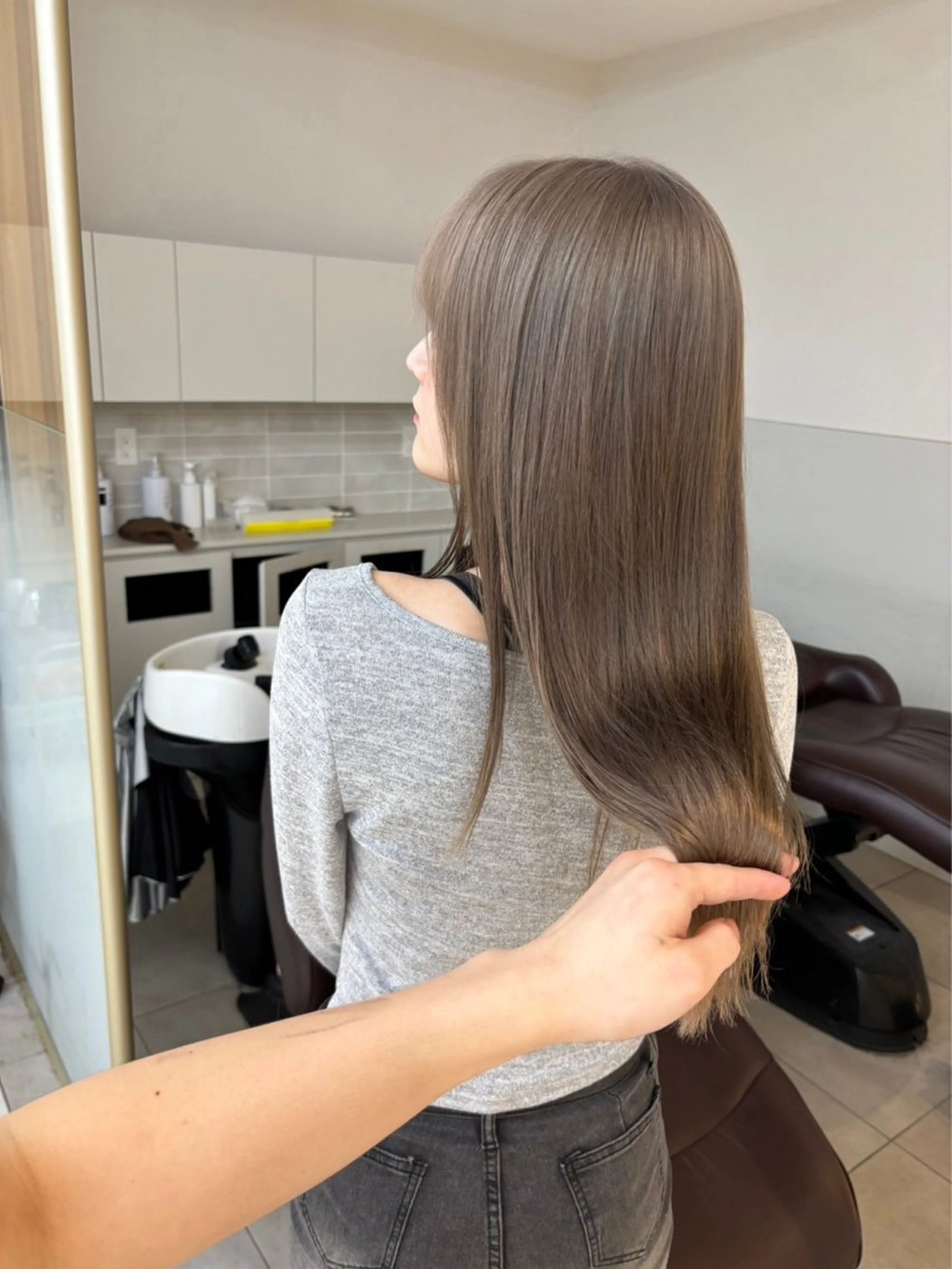 セミロング カラー アッシュ アッシュブラウン ブリーチ ブラウンカラー ケアブリーチ ヘアカラー トリートメント ヘアセット レイヤー専門家 ダブルカラー修のヘアスタイル