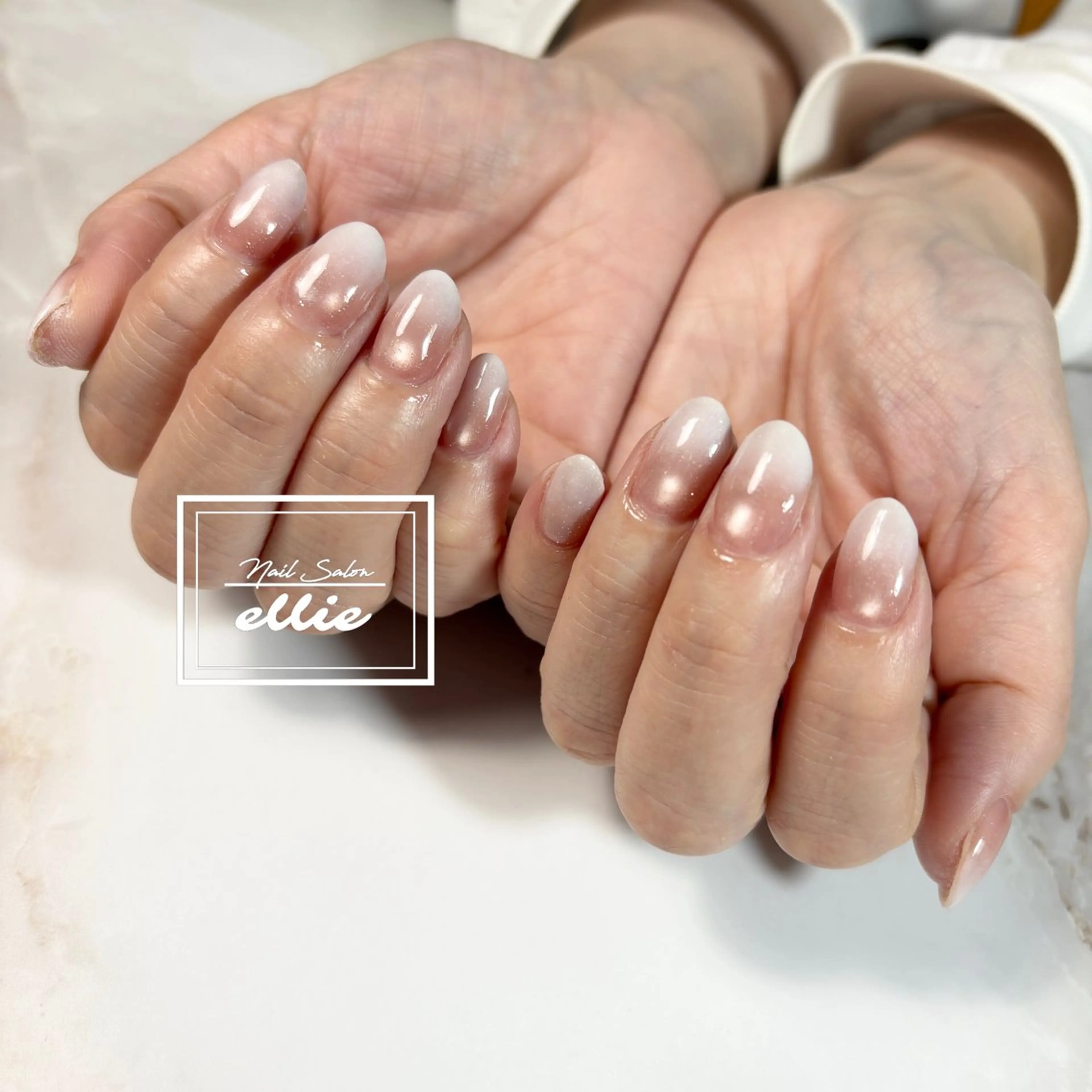 ネイル フラッシュネイル グラデーション マグネットネイル ホワイト ハンドネイル Nail Salon ellie 🐣のネイルデザイン
