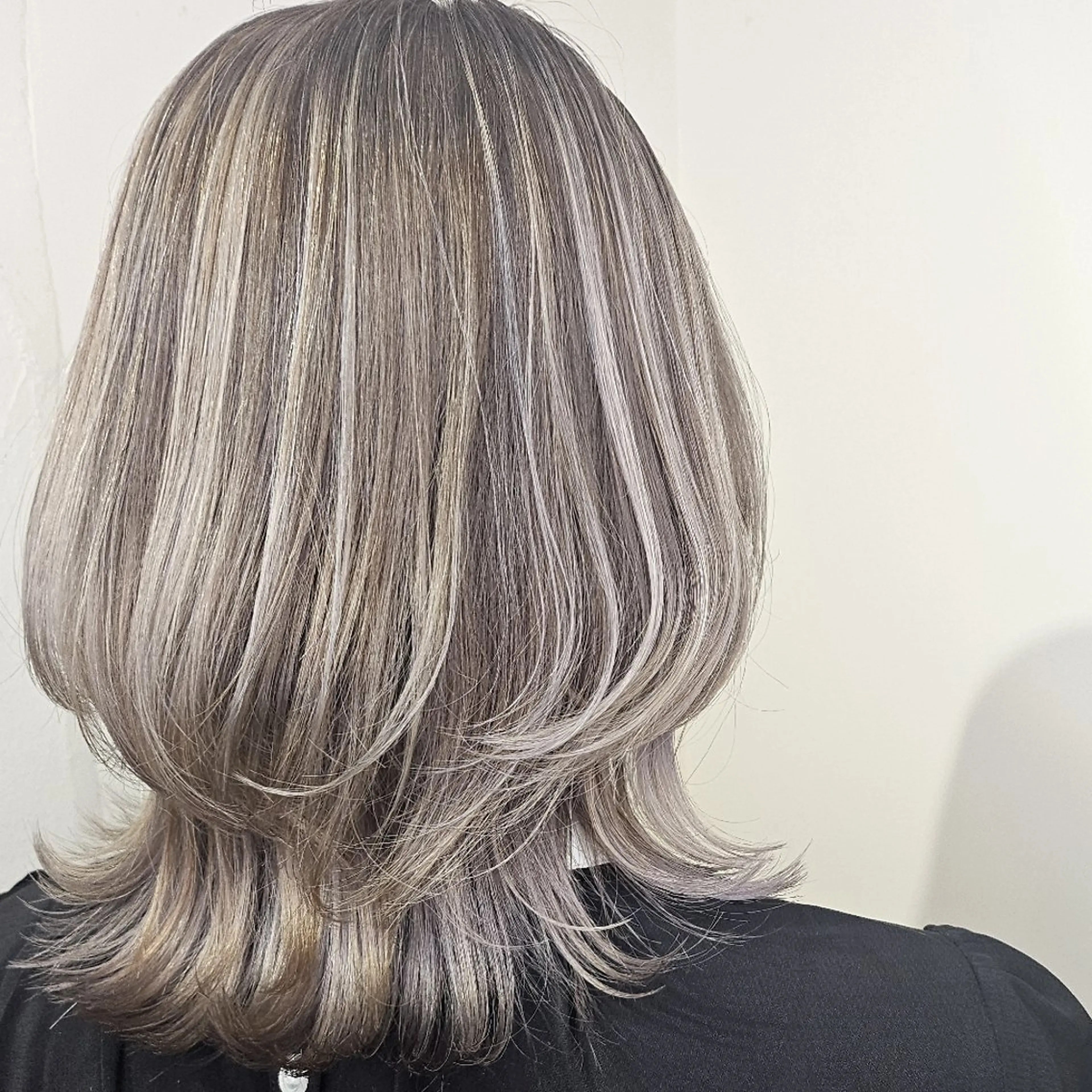 ミディアム ハイライト レイヤーカット カット ヘアカラー トリートメント 🇰🇷透明感×ハイ トーン🌟tomoのヘアスタイル