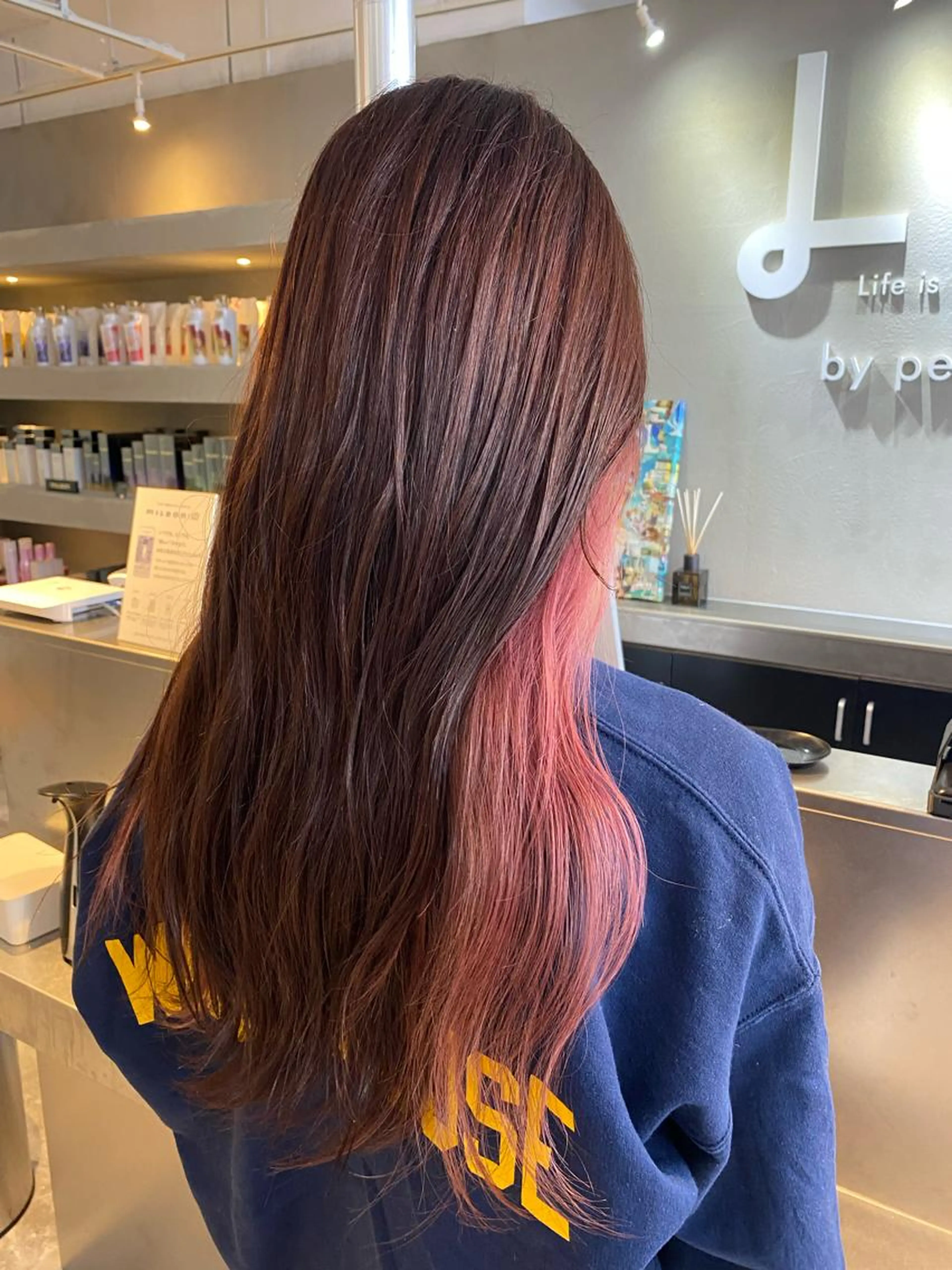 イヤリングカラー（耳上のみのインナーカラー）の写真