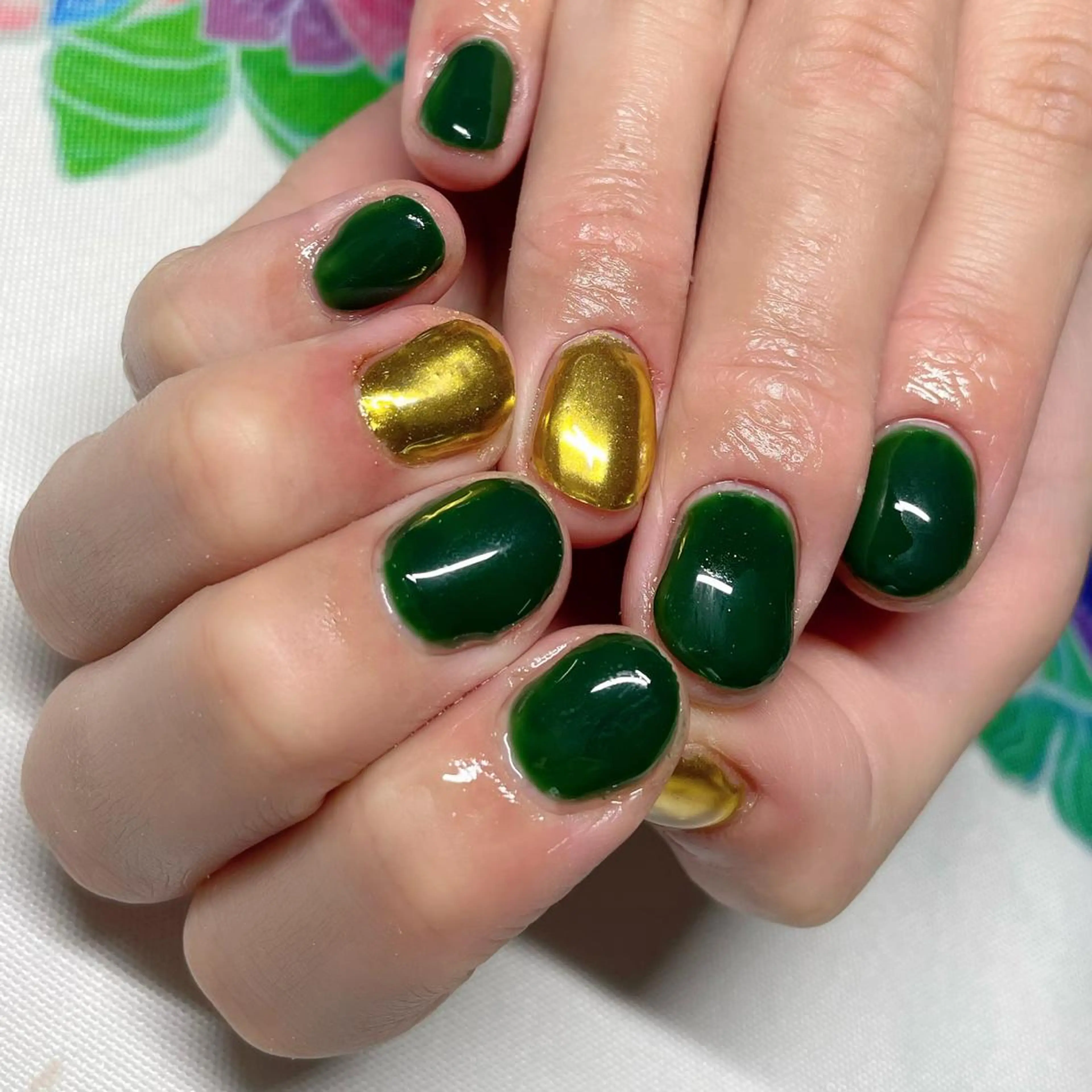 ネイル ゴールド グリーン ミラーネイル Nail salon Ariettyのネイルデザイン