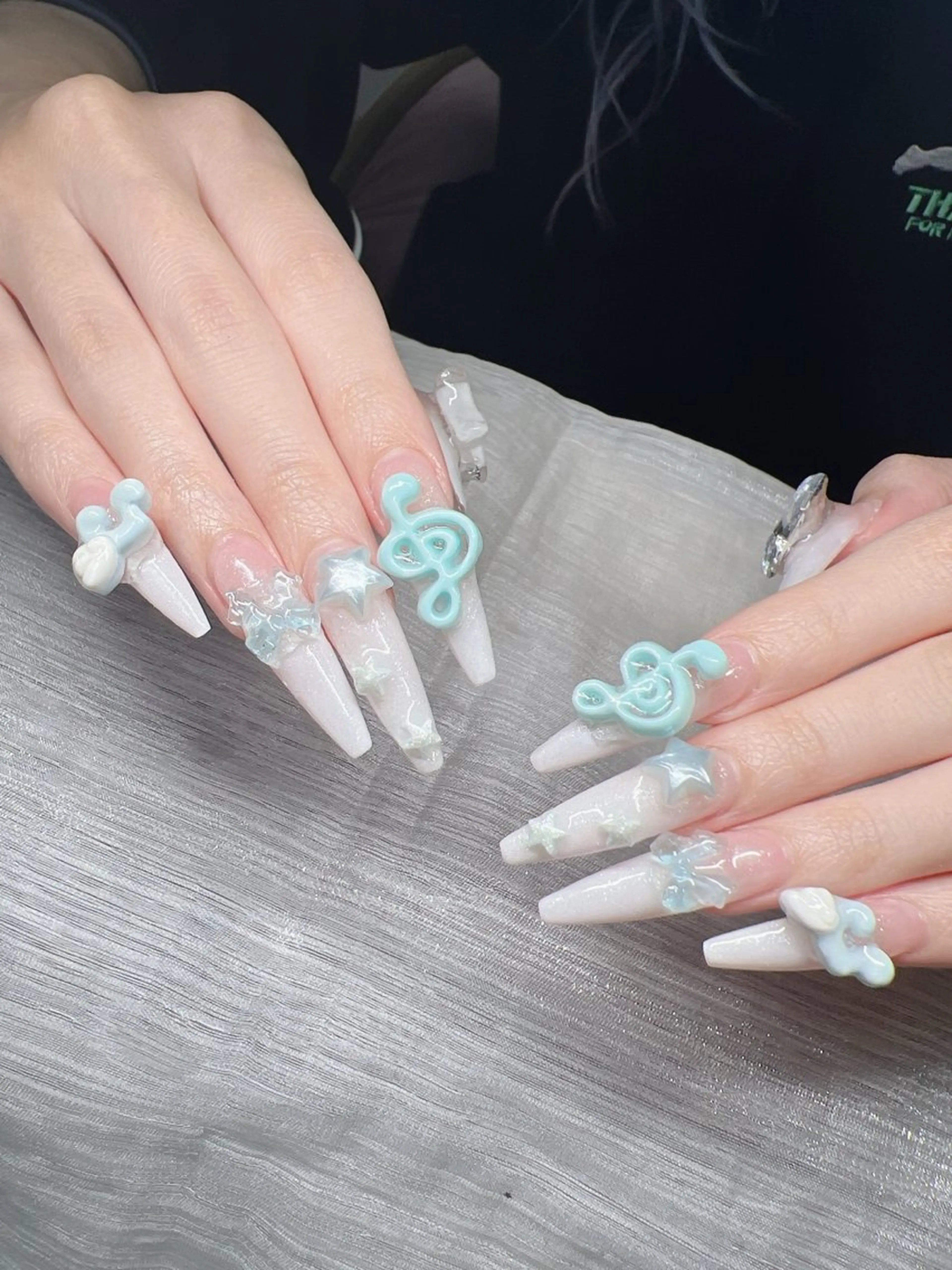 ネイル 長さ出し グラデーション 卒業式 キラキラネイル マグネットネイル Lee Nailsのネイルデザイン