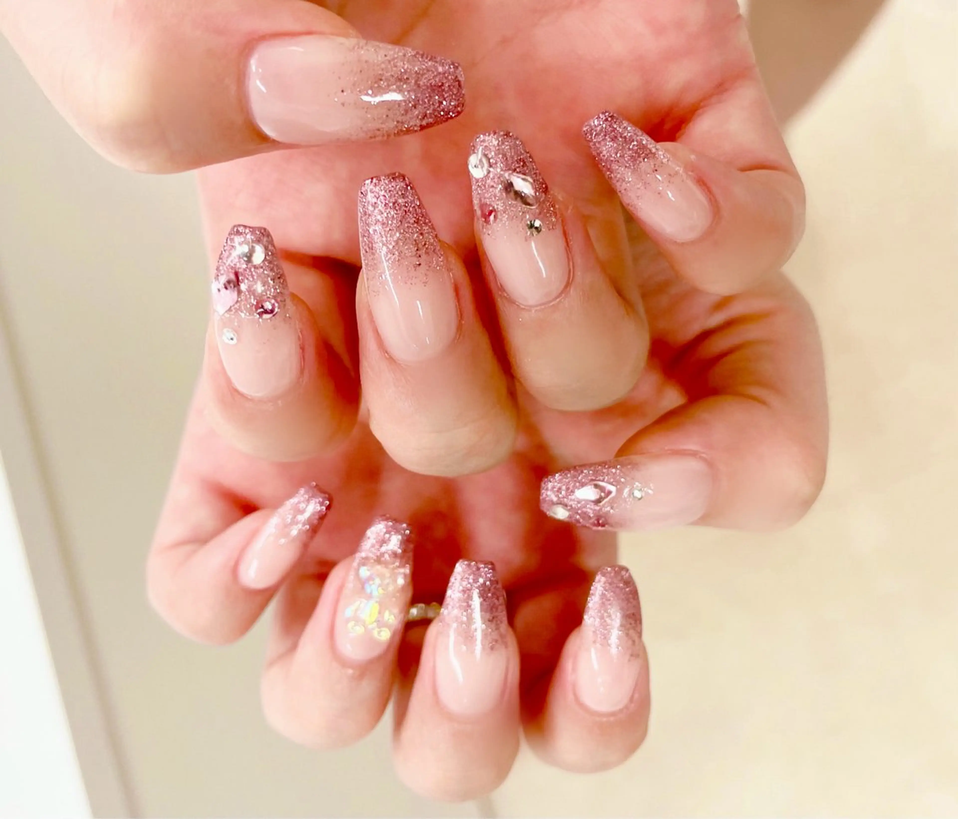 ネイル ラメ(グリッター) 持ち込み ピンク ストーンネイル ハンドネイル ビアンカ金町店 中島　せり菜のネイルデザイン
