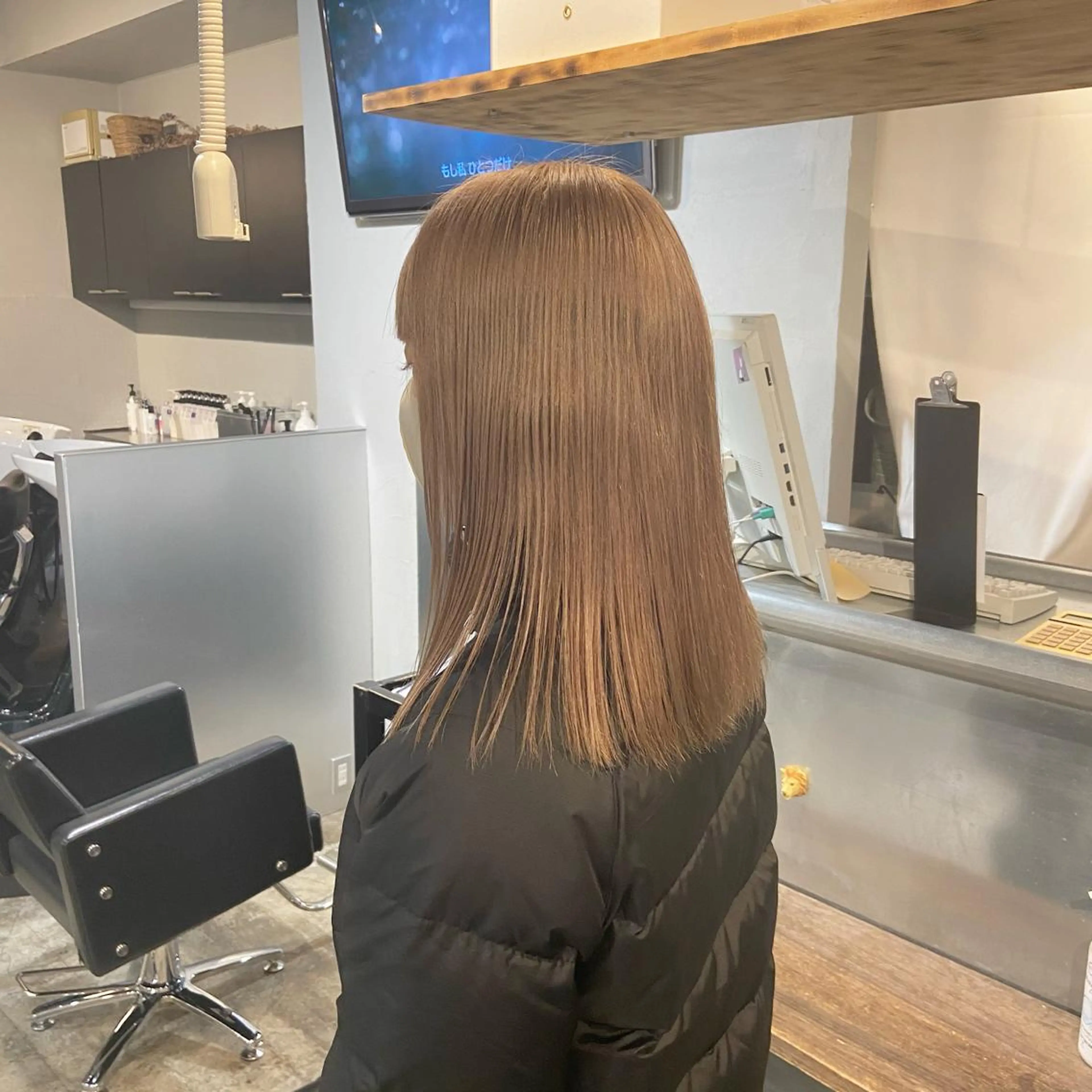 セミロング カラー ベージュカラー ブリーチ ブロンド ブロンドベージュ ヘアカラー トリートメント ウルフ/レイヤー/ ブリーチ/牧原歩夢のヘアスタイル