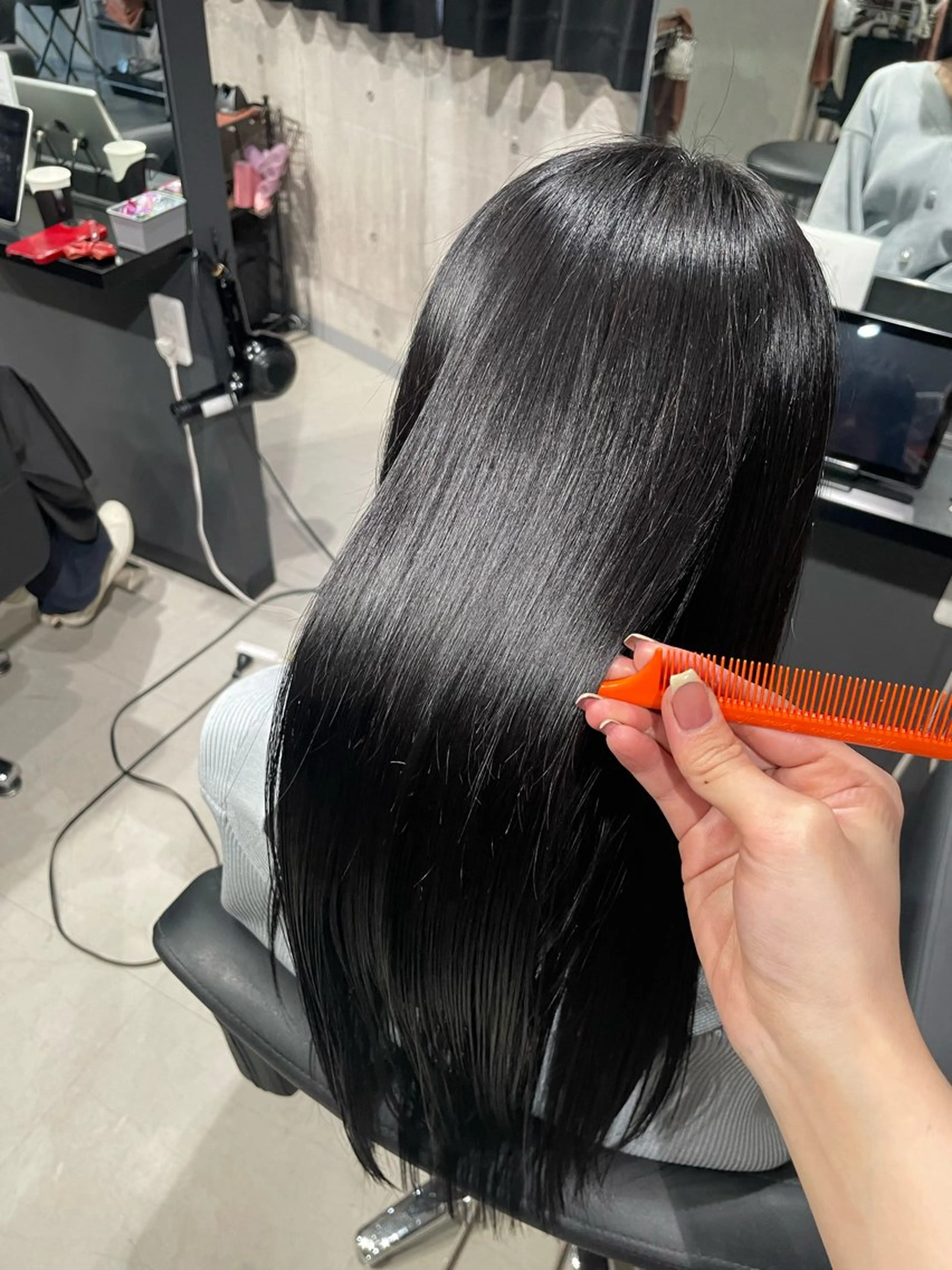 ロング ケアカラー カット ヘアカラー トリートメント _WHITE 佐伯 碧のヘアスタイル