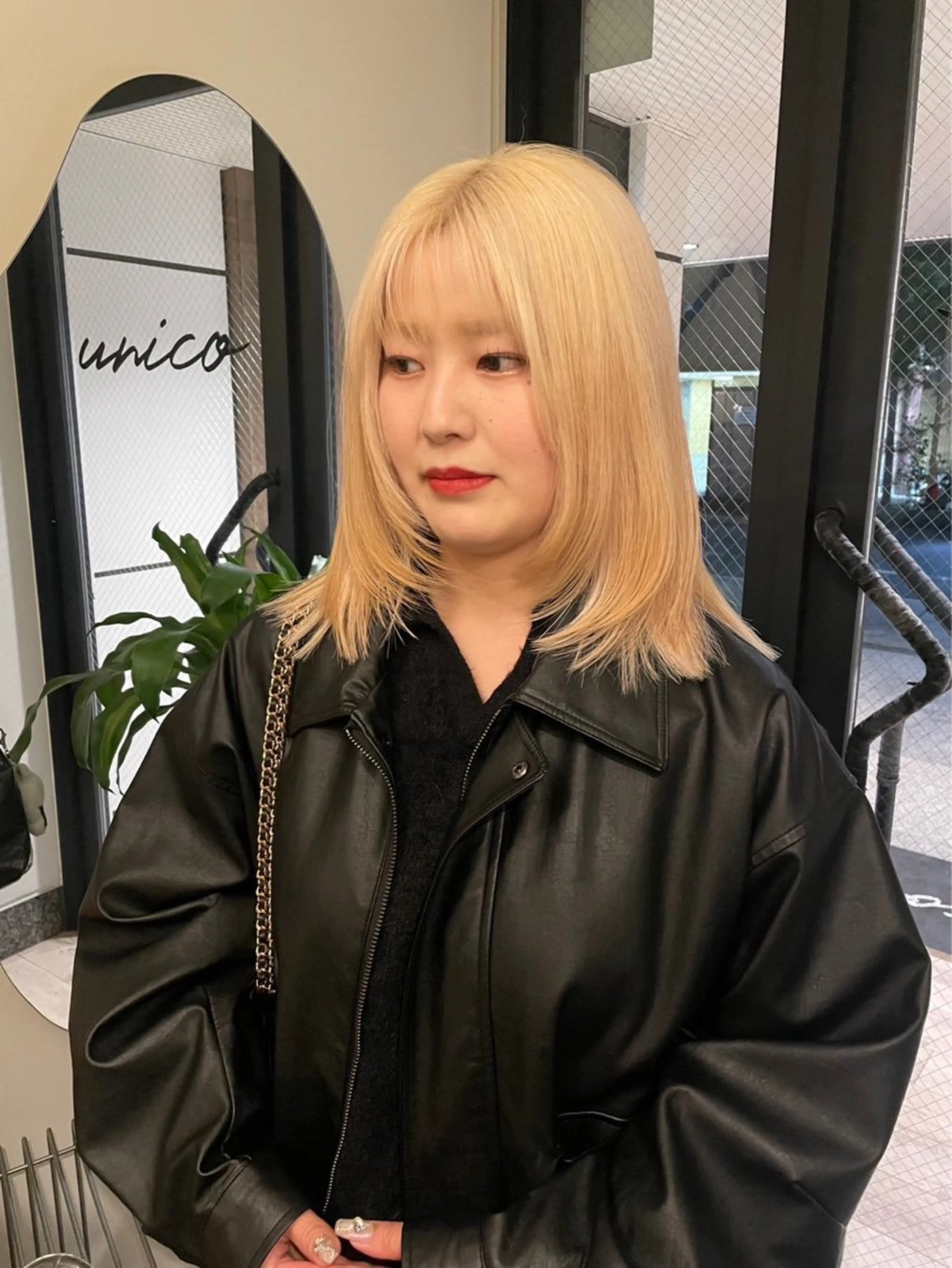 セミロング カラー ブリーチ 抜きっぱなしブロンド ブロンド 顔まわりレイヤー 顔周りカット カット ヘアカラー トリートメント 渋谷 留菜のヘアスタイル