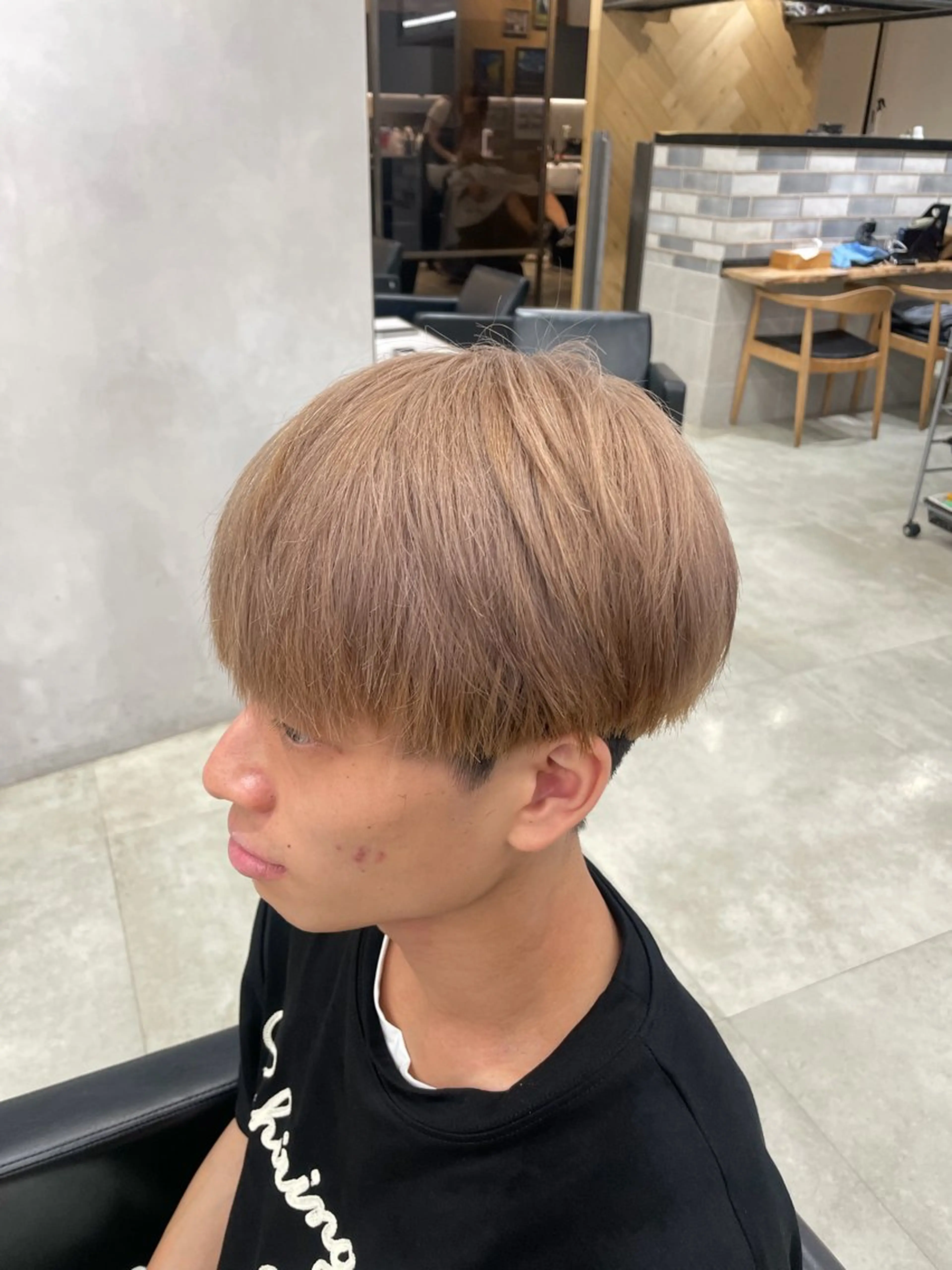 ショート カラー メンズ メンズブリーチ ベージュカラー ブリーチ ミルクティーベージュ カット ヘアカラー メンズ特化🔥 金子直斗のヘアスタイル