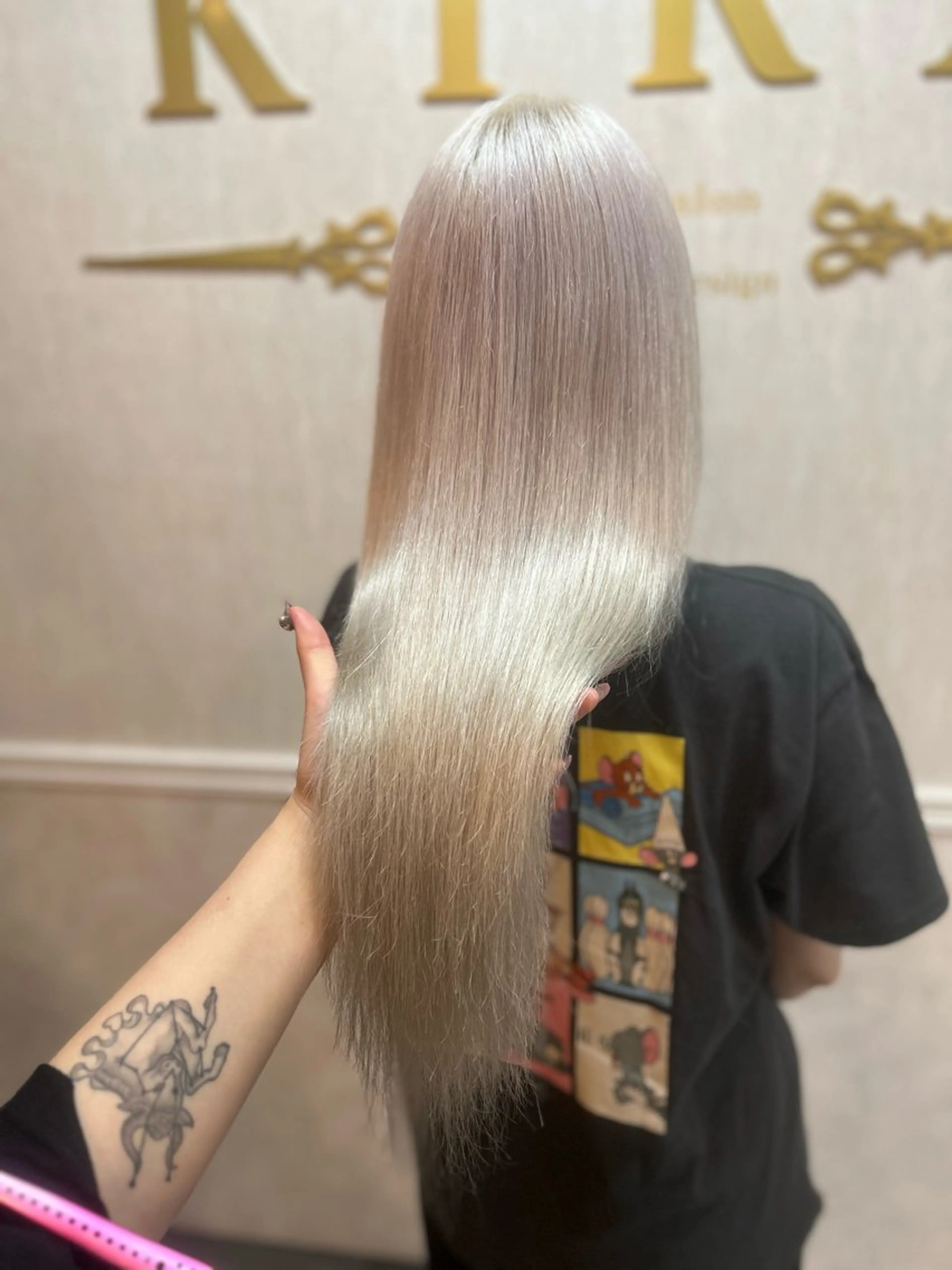 ロング カラー ブリーチ 石井 綾乃のヘアスタイル