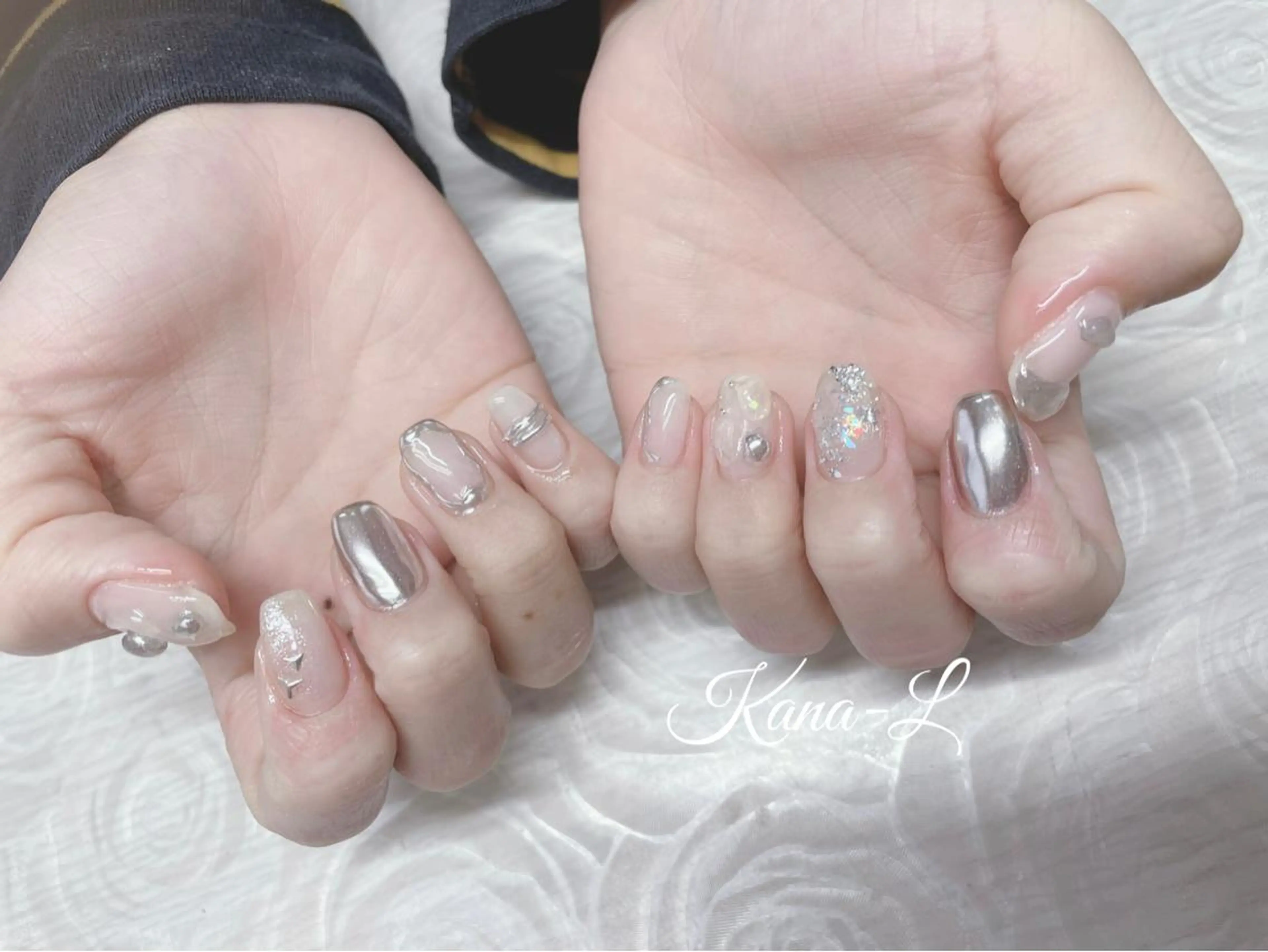 カラー ネイル シルバー キラキラネイル ミラーネイル ぷっくりネイル シルバー 芦辺 香奈のネイルデザイン