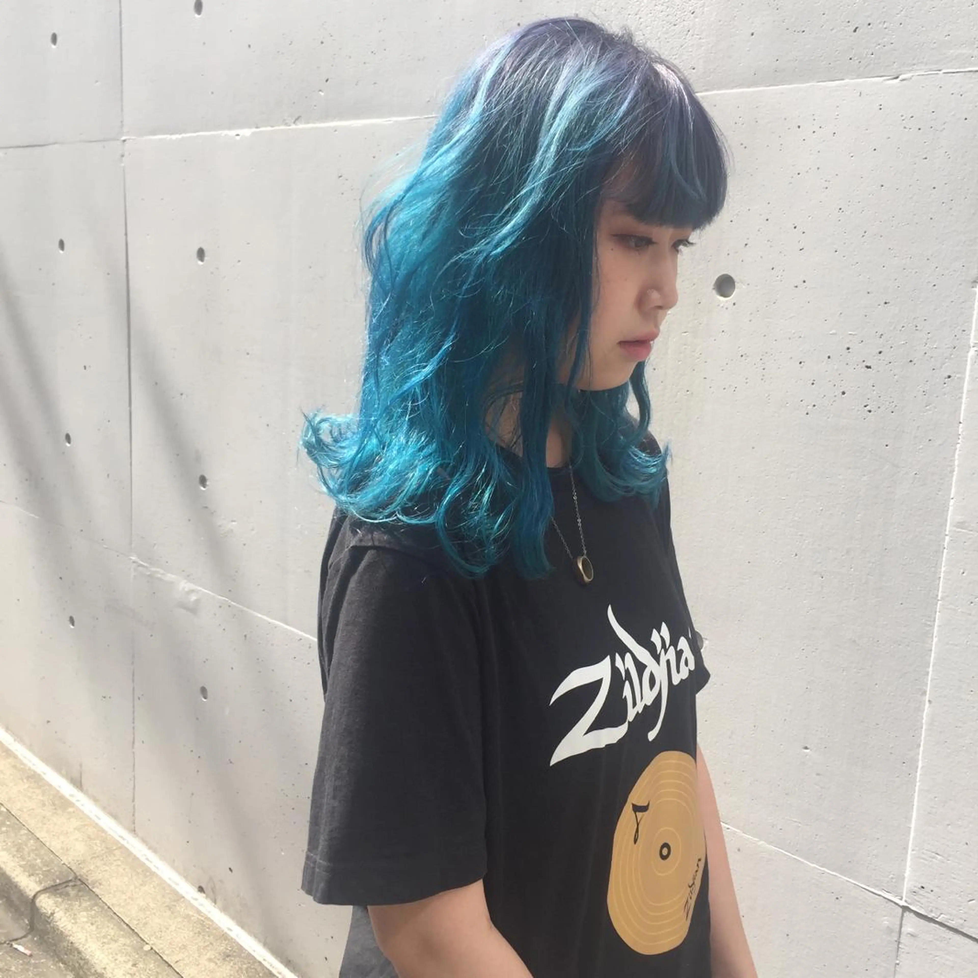 セミロング カラー ブルーカラー ヘアカラー ホワイト&レイヤーカ ットエクステ長畠俊輔のヘアスタイル