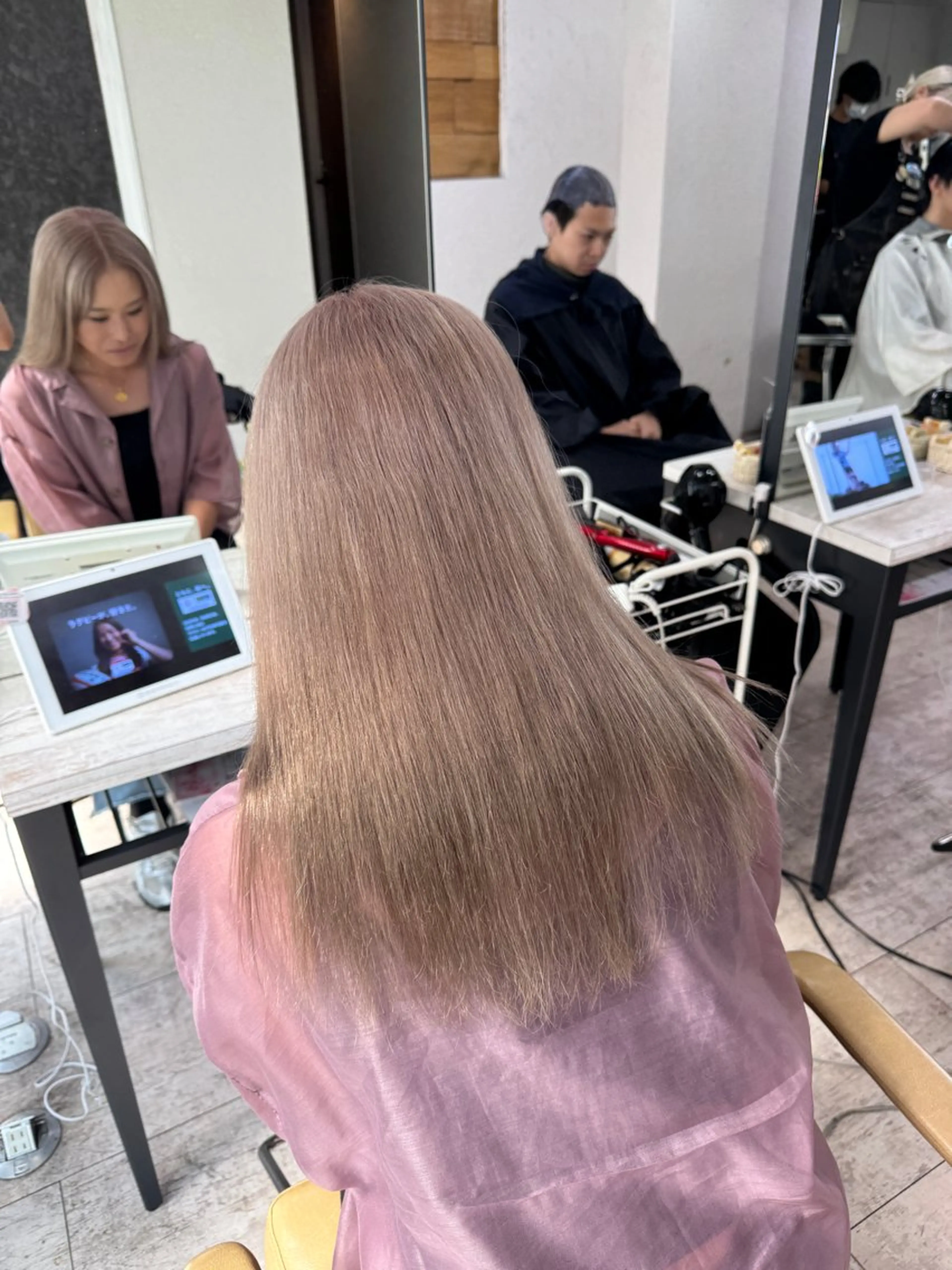 ロング カラー ベージュカラー ホワイトベージュ ヘアカラー 槙川 郁弥のヘアスタイル