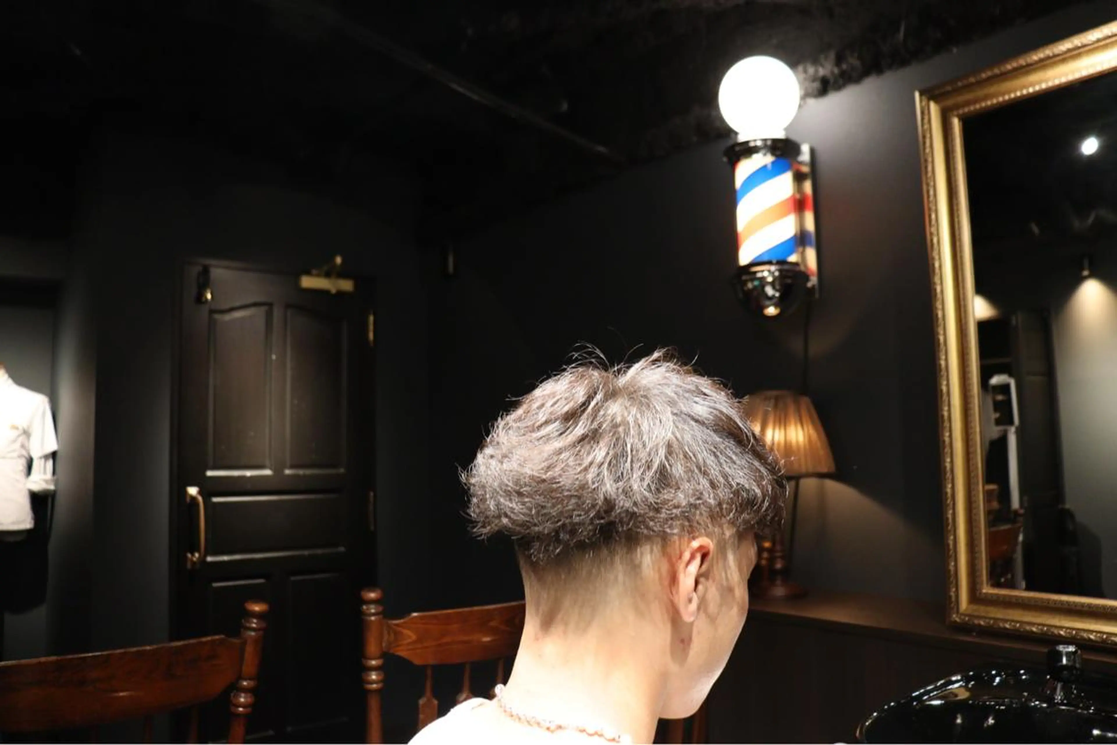 ミディアム パーマ メンズ センターパート フェードカット マッシュ 小櫃 彰太のヘアスタイル