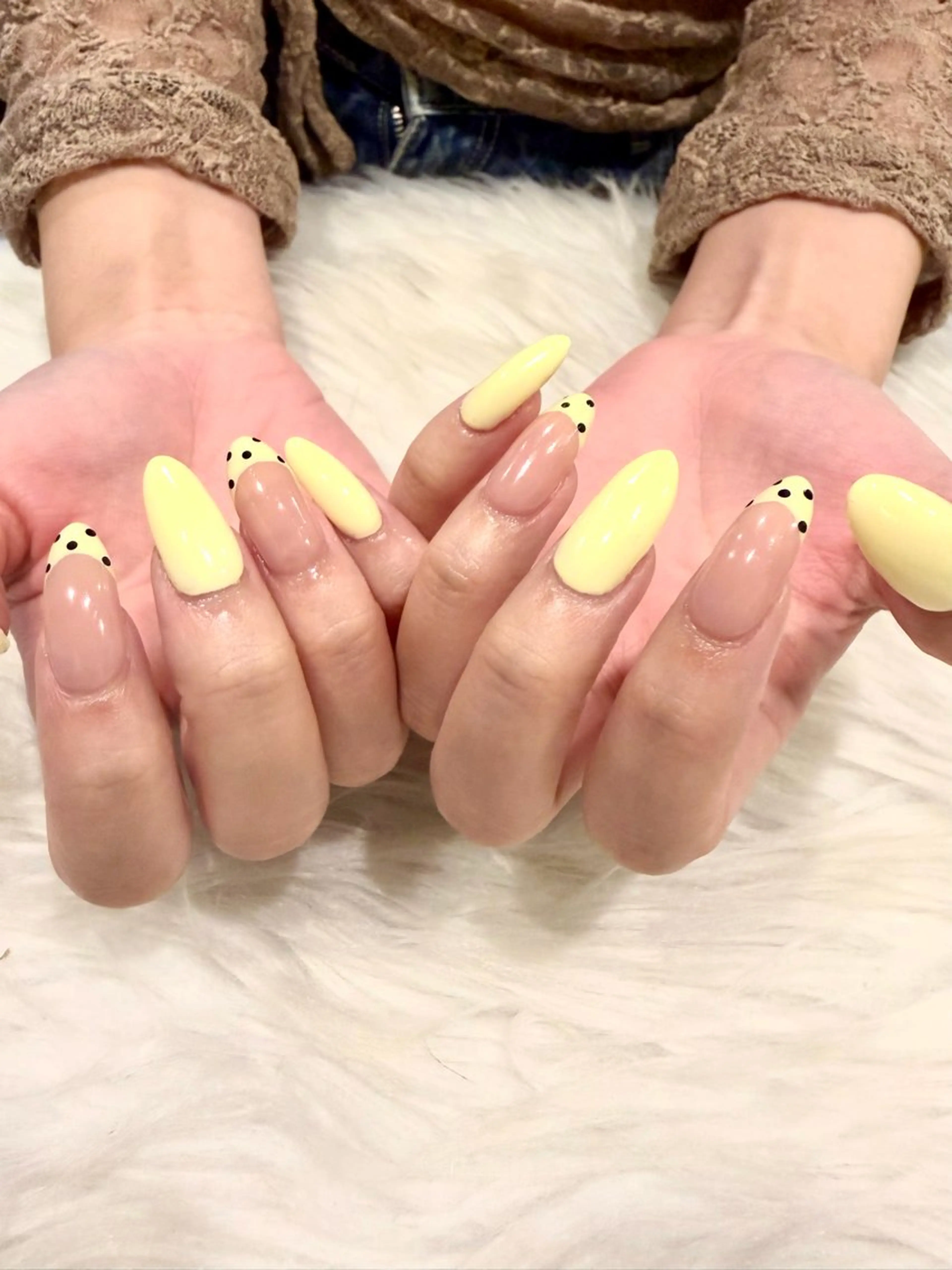 ネイル ドット フレンチネイル 黄色 ハンドネイル Nobody_ Yuiのネイルデザイン