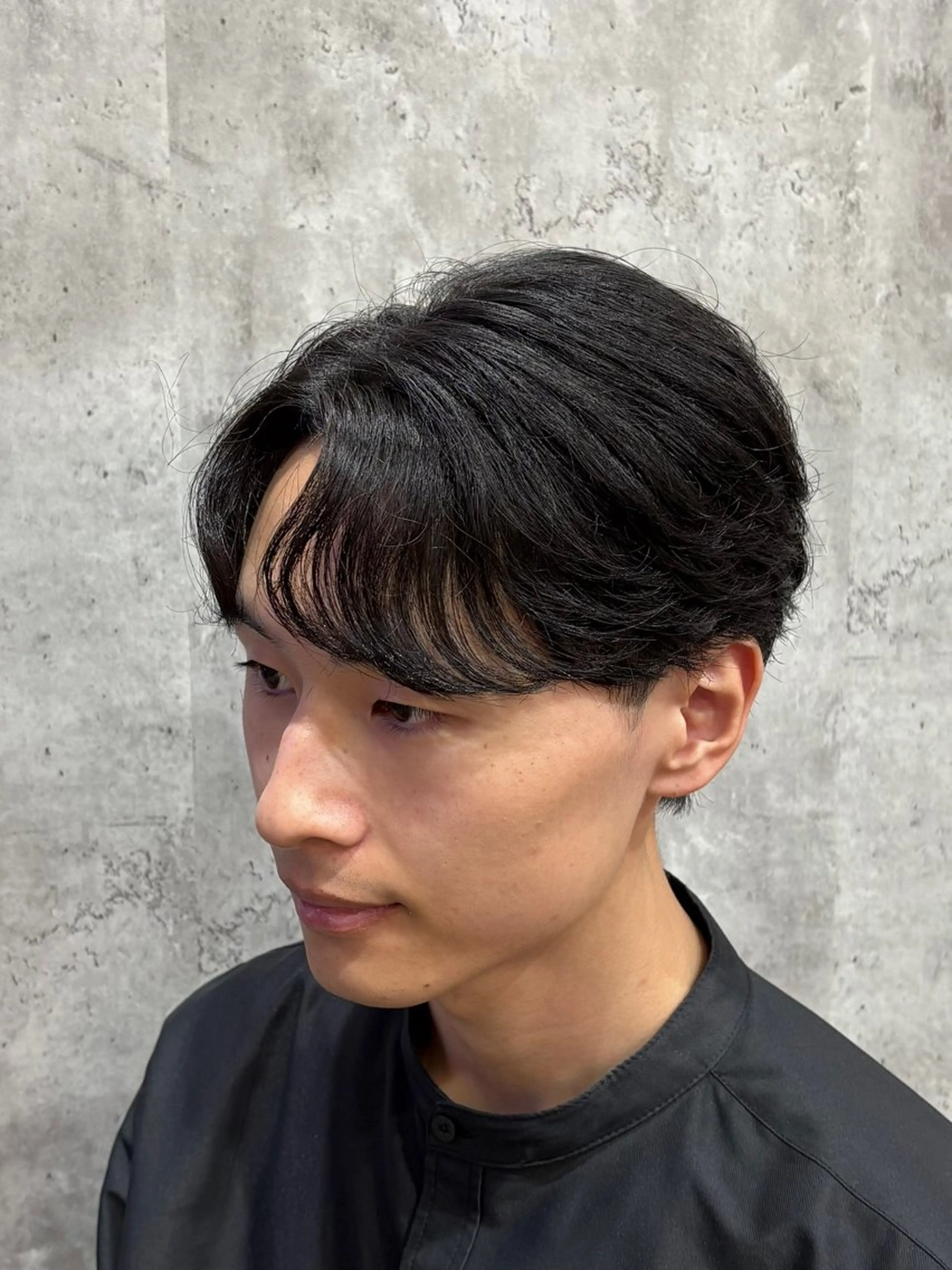 ショート パーマ メンズ カルマパーマ メンズパーマ カット パーマ 韓国メンズヘア/ 毛流れヘア　須田龍世のヘアスタイル