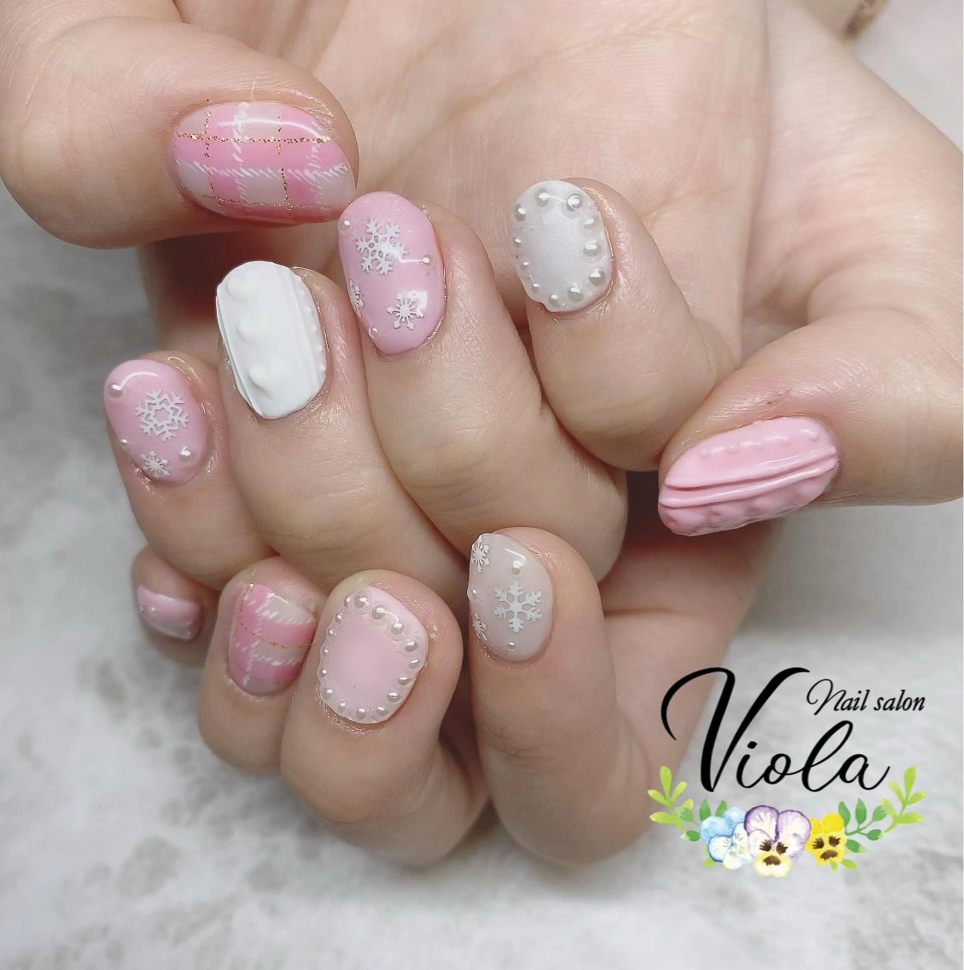 ネイル ガーリー ピンク ホワイト 冬ネイル クリスマス ハンドネイル Nailsalon Viola所属・ネイルサロン Violaのネイルデザイン