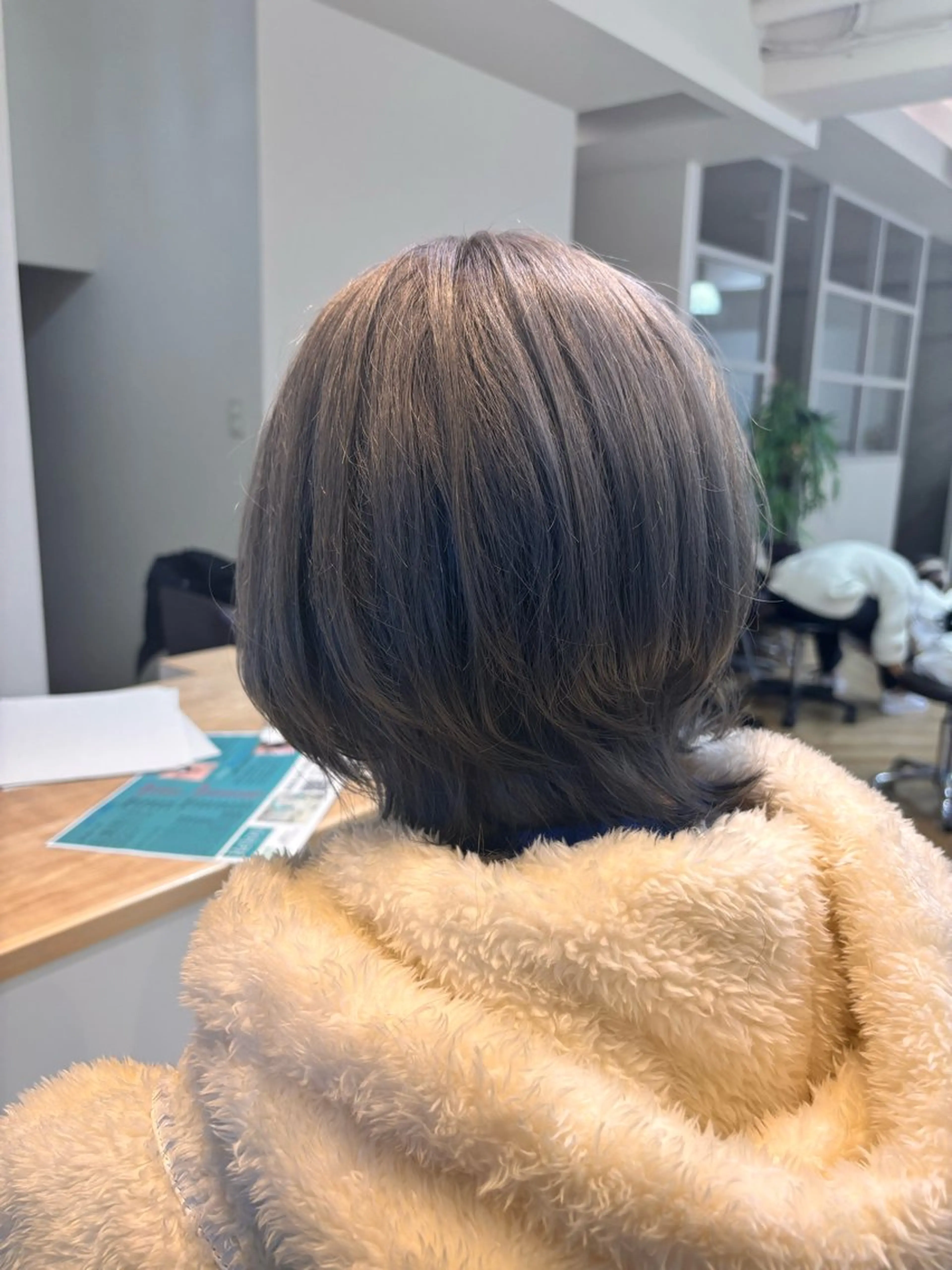 カラー ブリーチ シルバー 高橋 唯のヘアスタイル