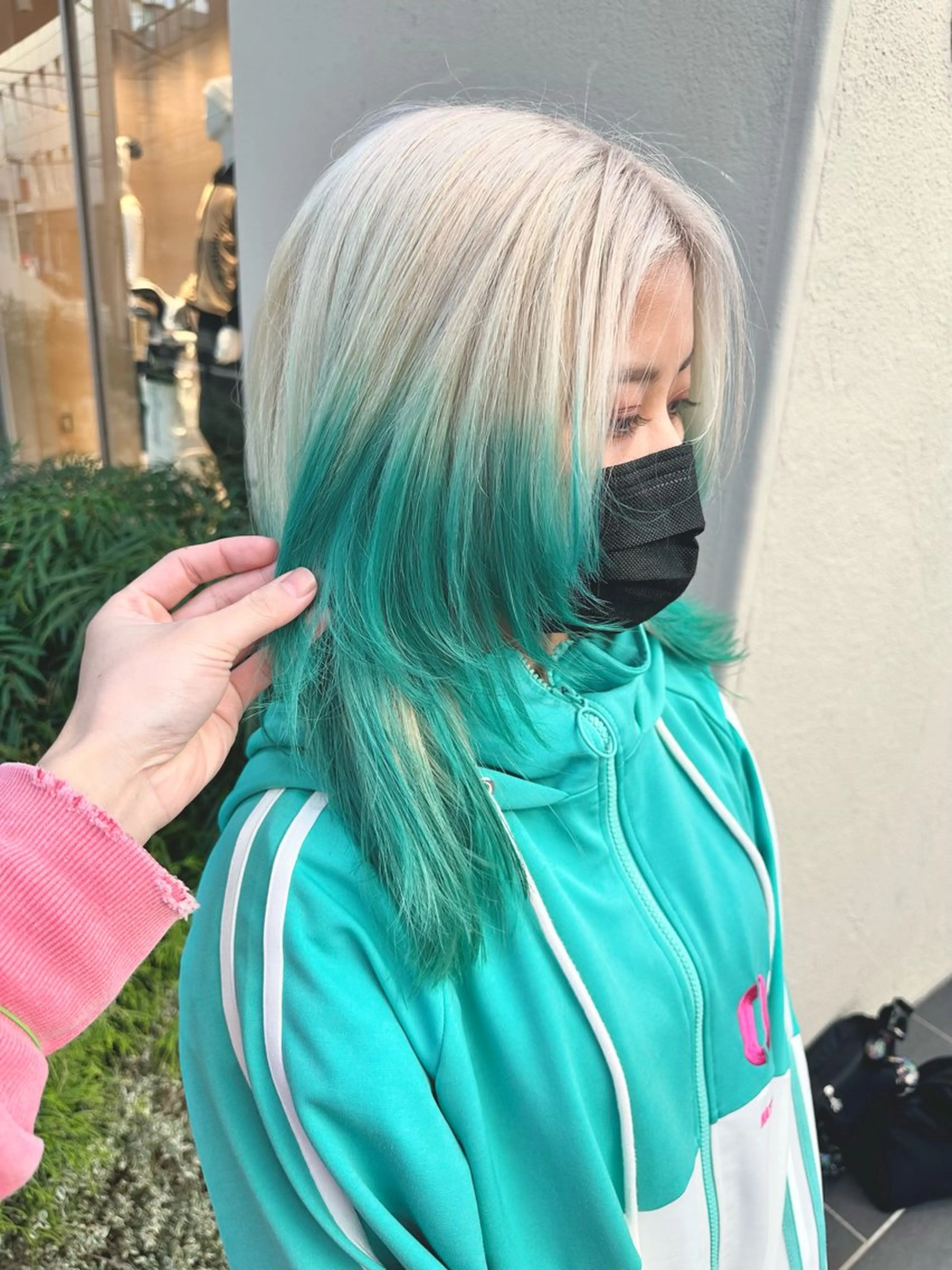 セミロング カラー ウルフとハイトーン みっちー✂️のヘアスタイル