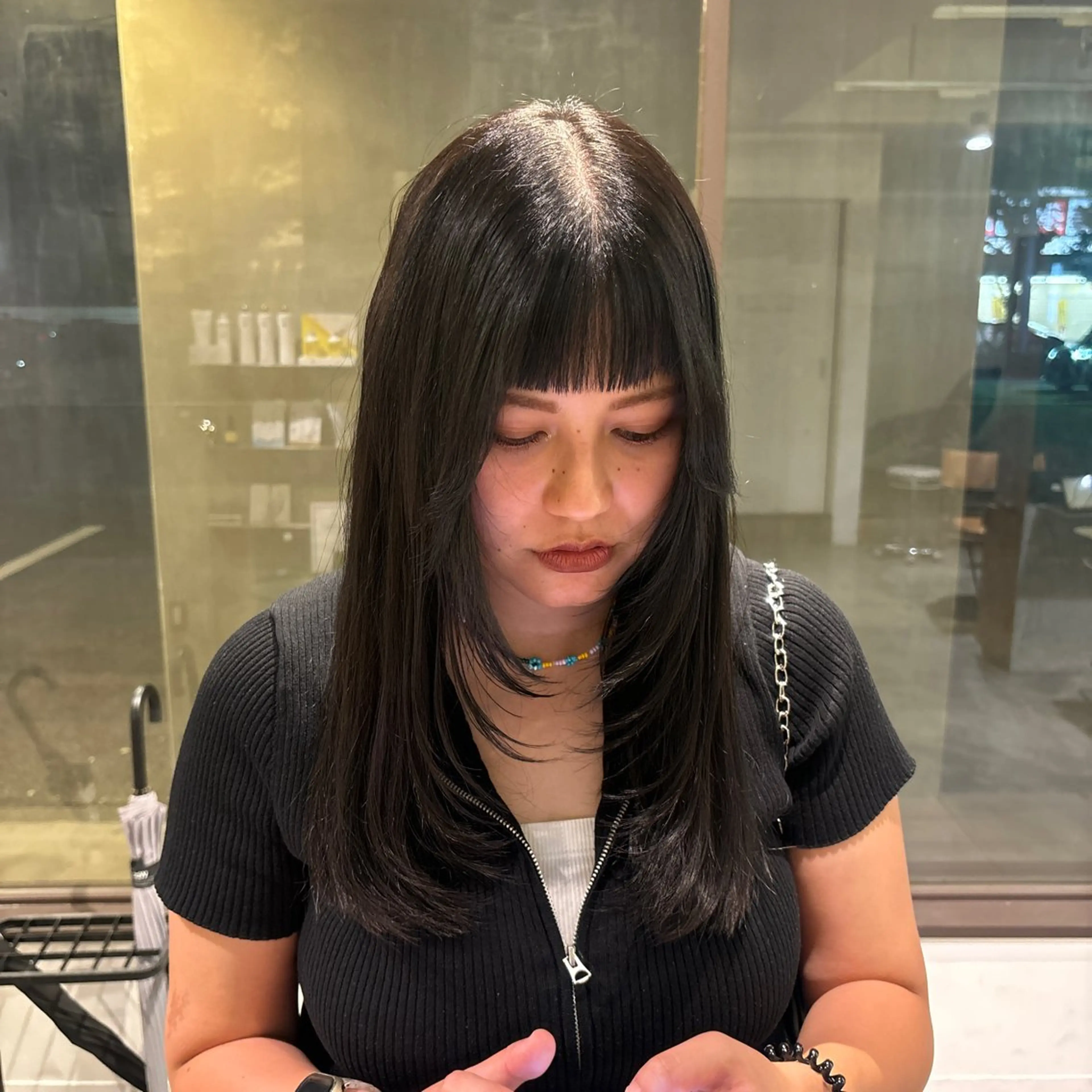 セミロング カラー 黒髪 ブルーカラー ブルーブラック 顔まわりレイヤー 顔周りカット 小木曽 里華のヘアスタイル