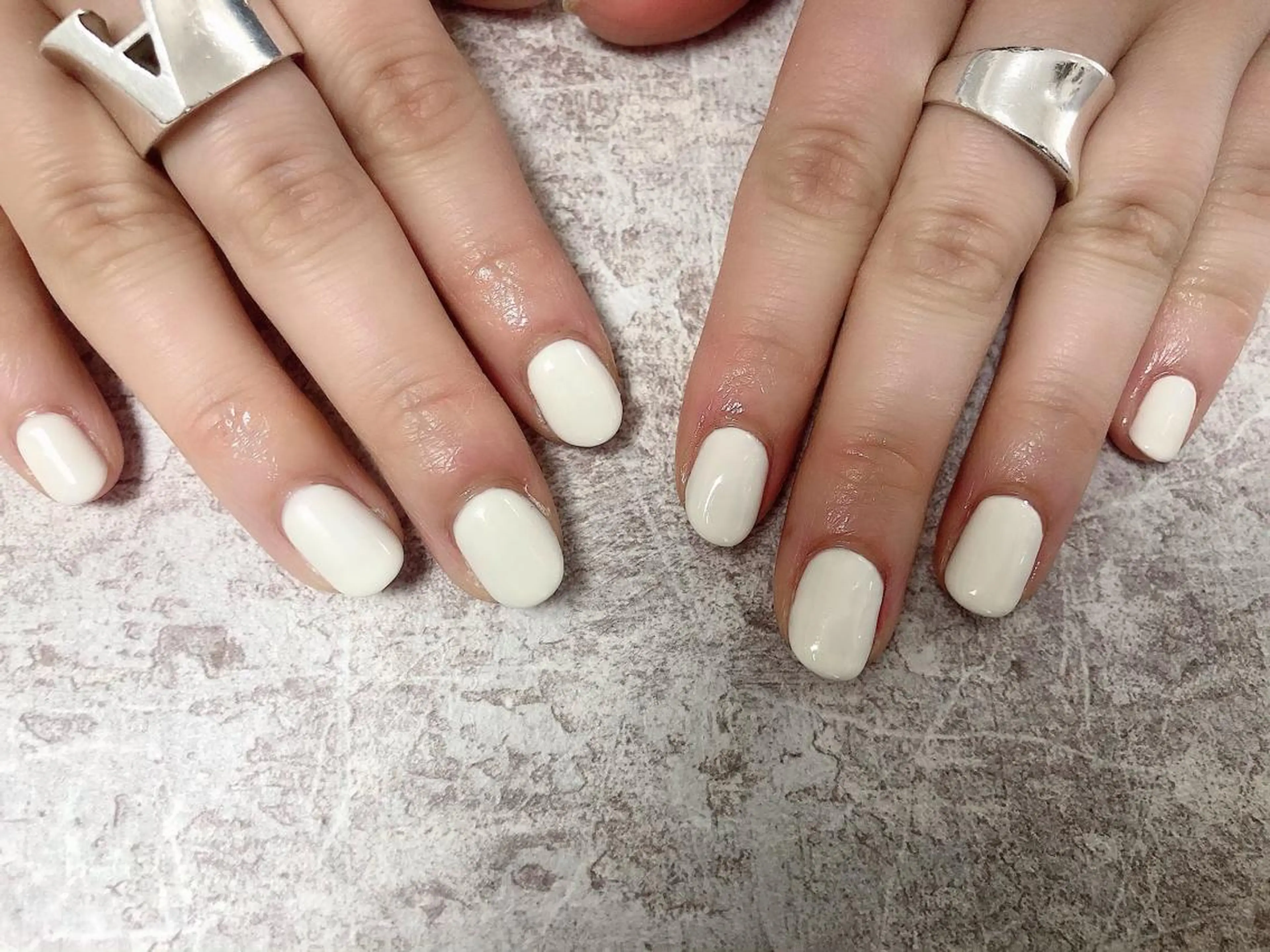 ネイル ホワイト ハンドネイル mogunail &blowのネイルデザイン