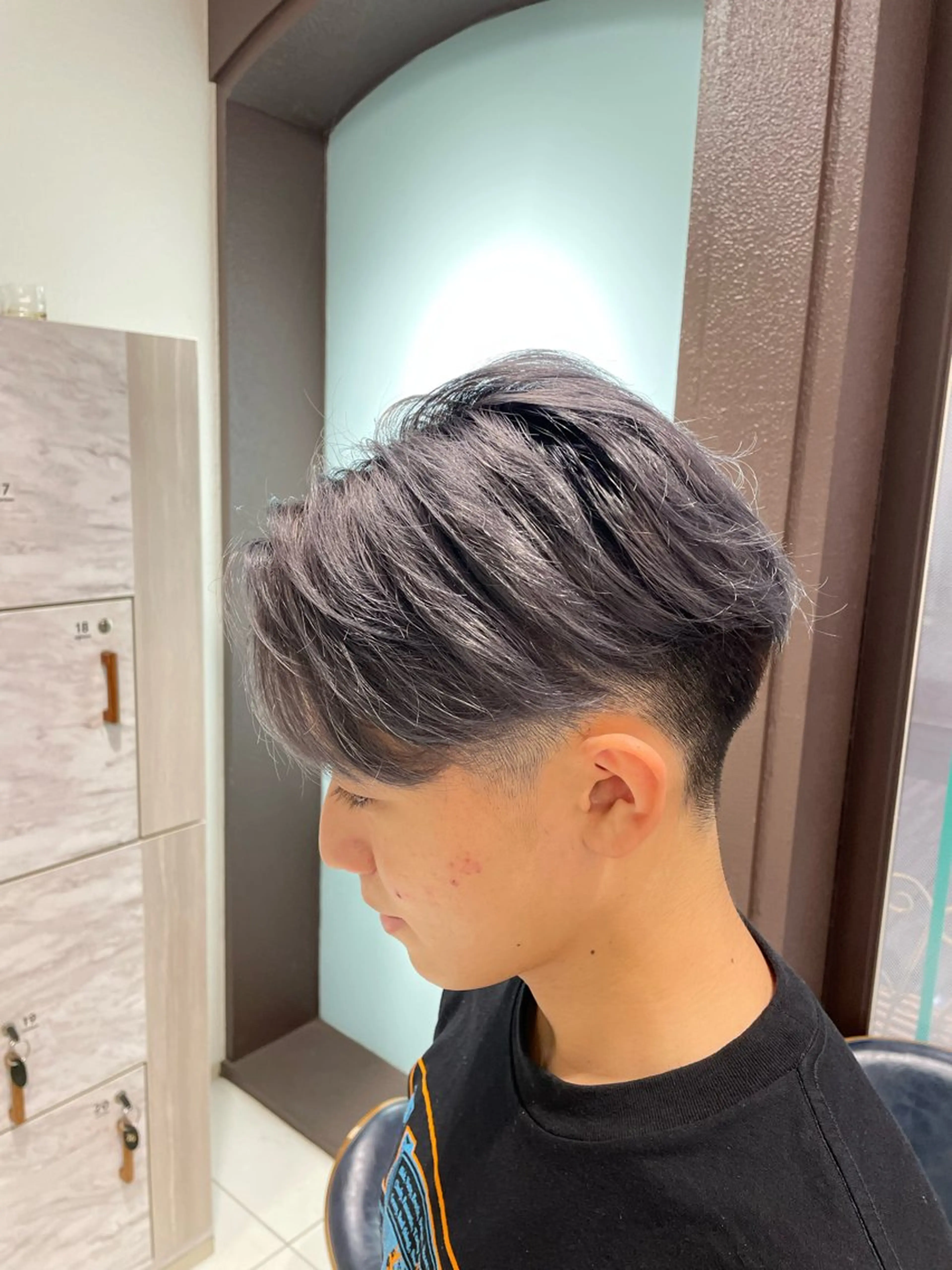 ショート カラー メンズ メンズバレイヤージュ バレイヤージュ シルバー レイヤーカット 伊藤 隆星のヘアスタイル