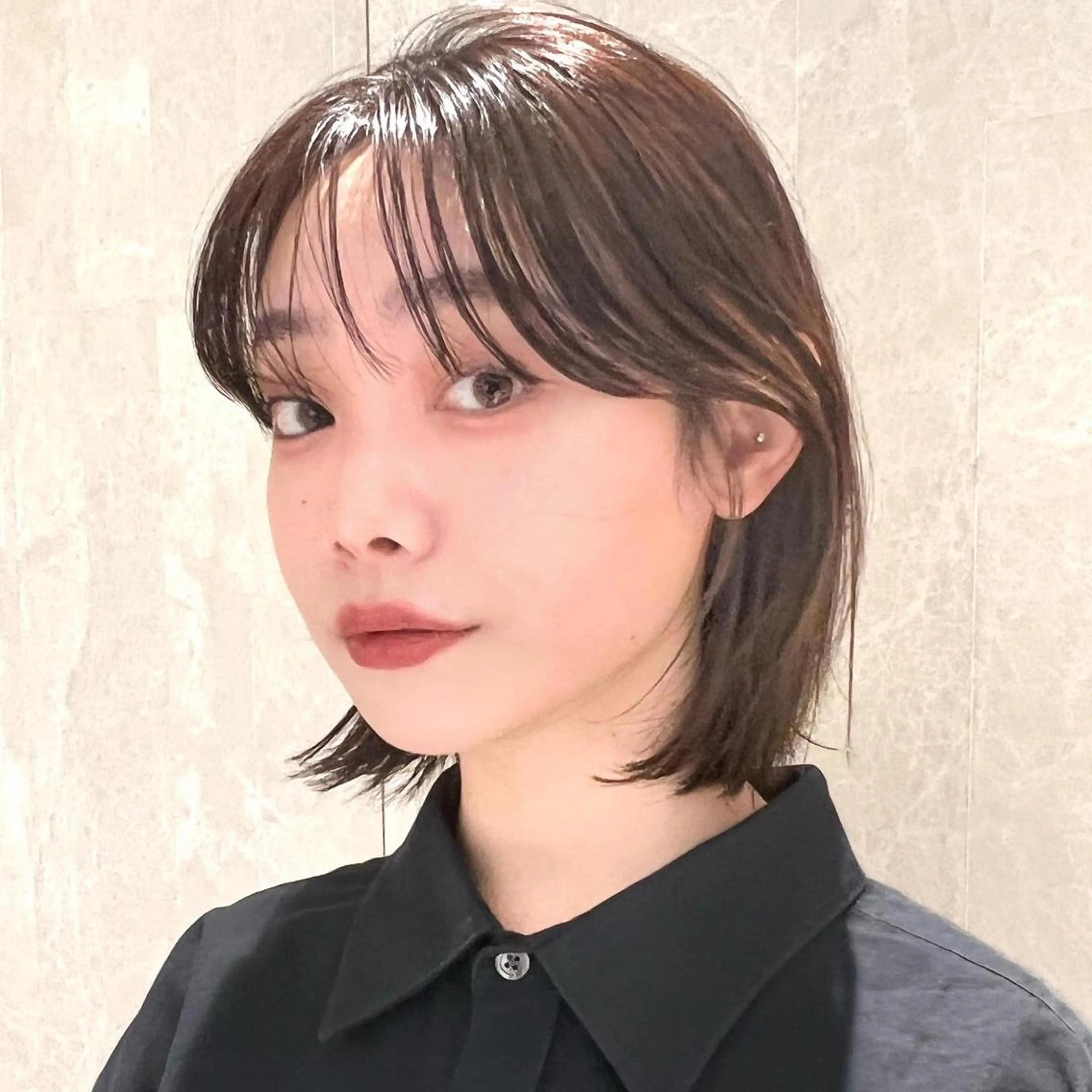 ミディアム カラー ミストバング グレージュ ボブ くびれヘア 斜めバング ヘアカラー トリートメント レイヤー専門家 ダブルカラー修のヘアスタイル