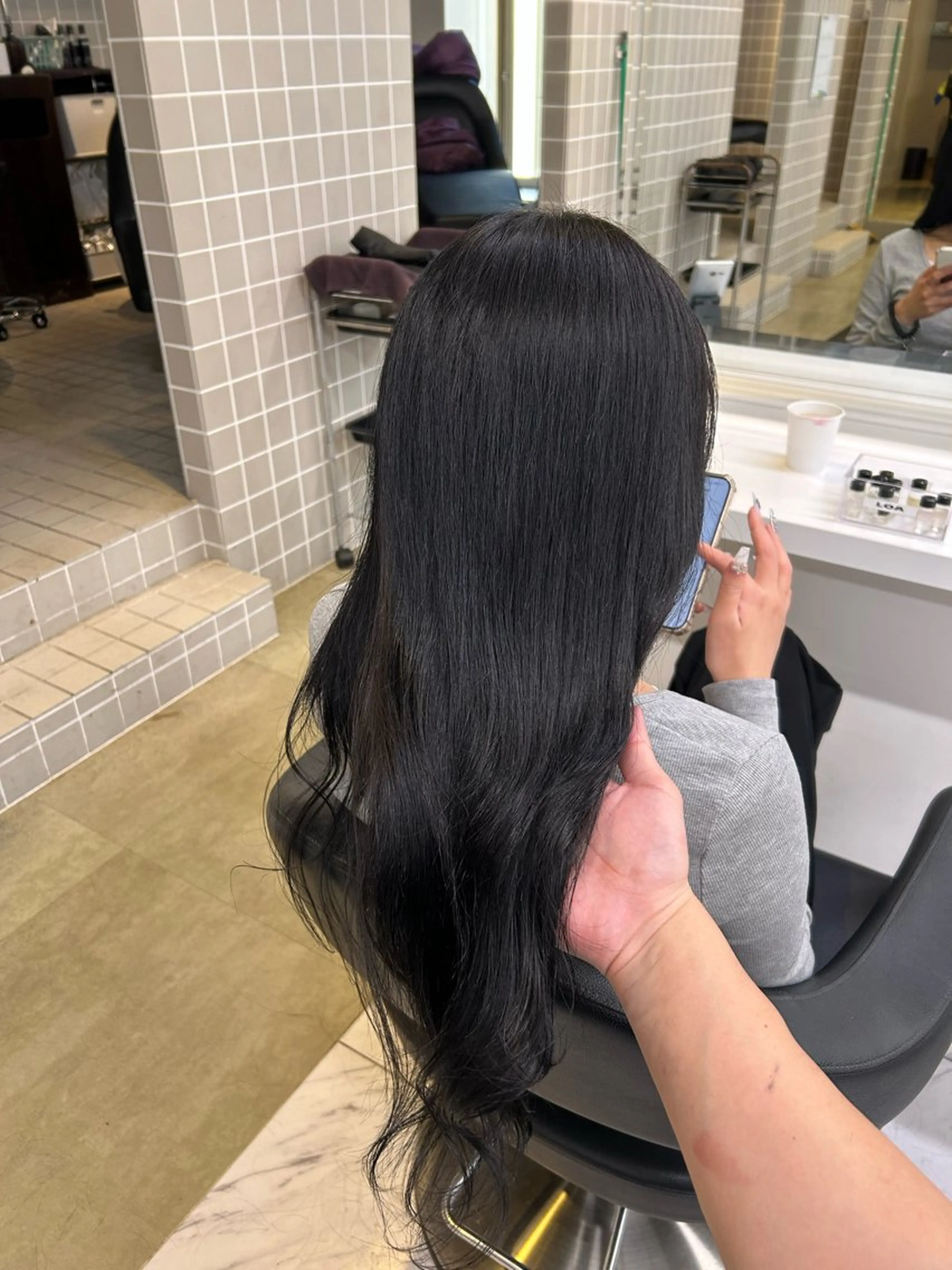 セミロング カラー パーマ ヘアアレンジ メンズ キッズ カット ヘアカラー トリートメント 🦋韓国レイヤー｜ 透明感グレージュ🦋のヘアスタイル