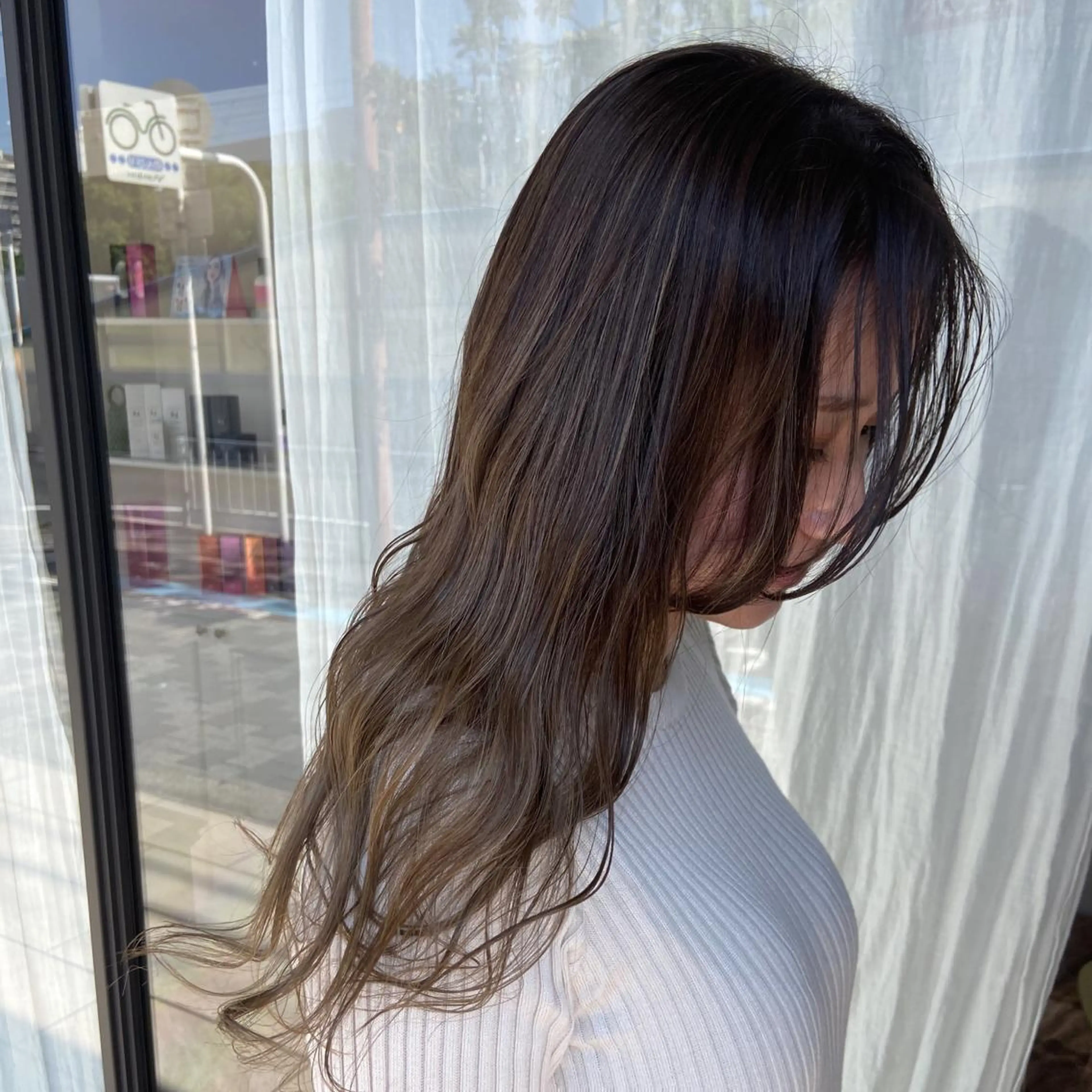 セミロング ミストバング 峯 志帆のヘアスタイル