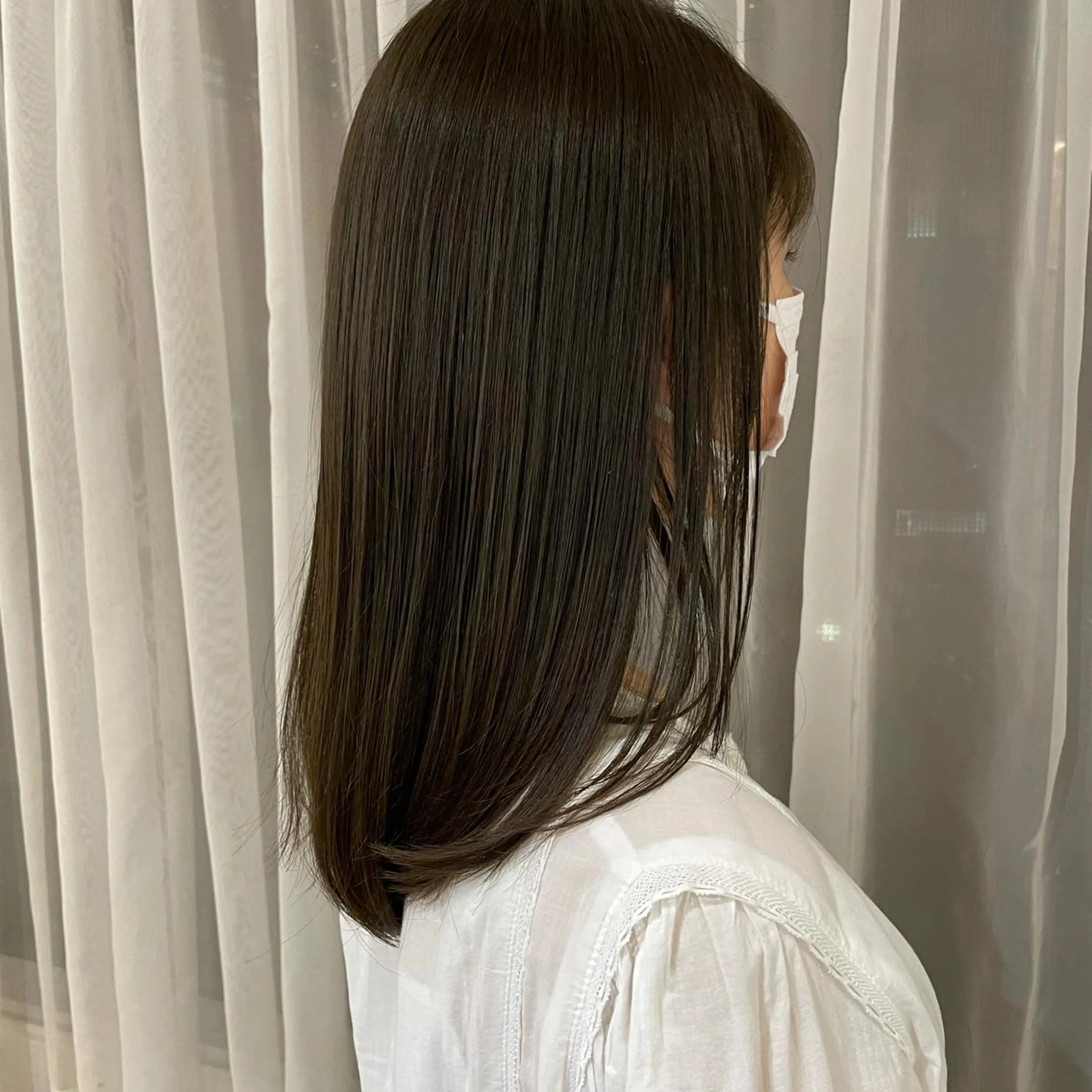 ミディアム カラー オリーブカラー 安達 萌花のヘアスタイル