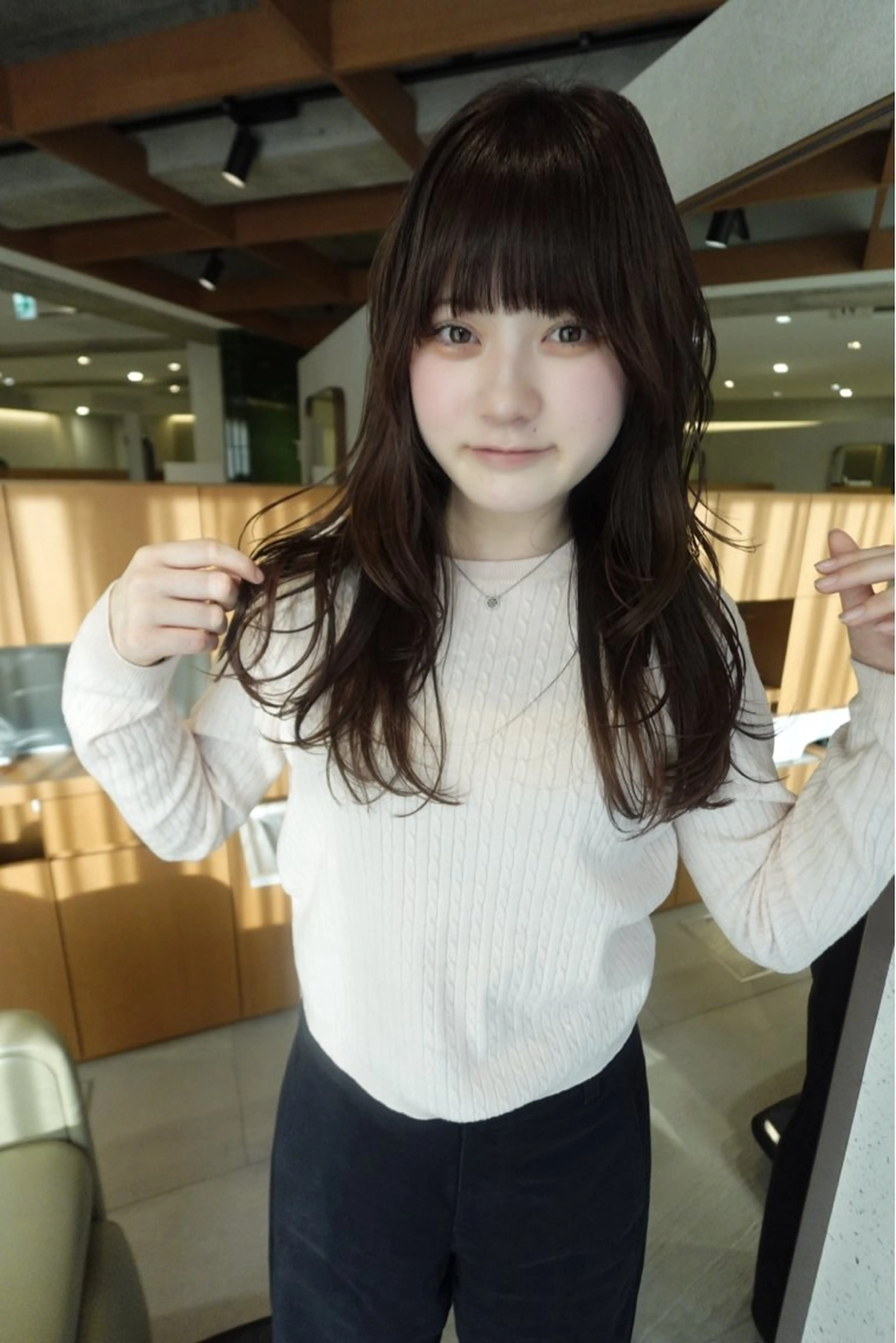 ミディアム 顔周りカット 似合わせカット ヘアカラー 梅田/レイヤーカット /ミルクティーカラーのヘアスタイル