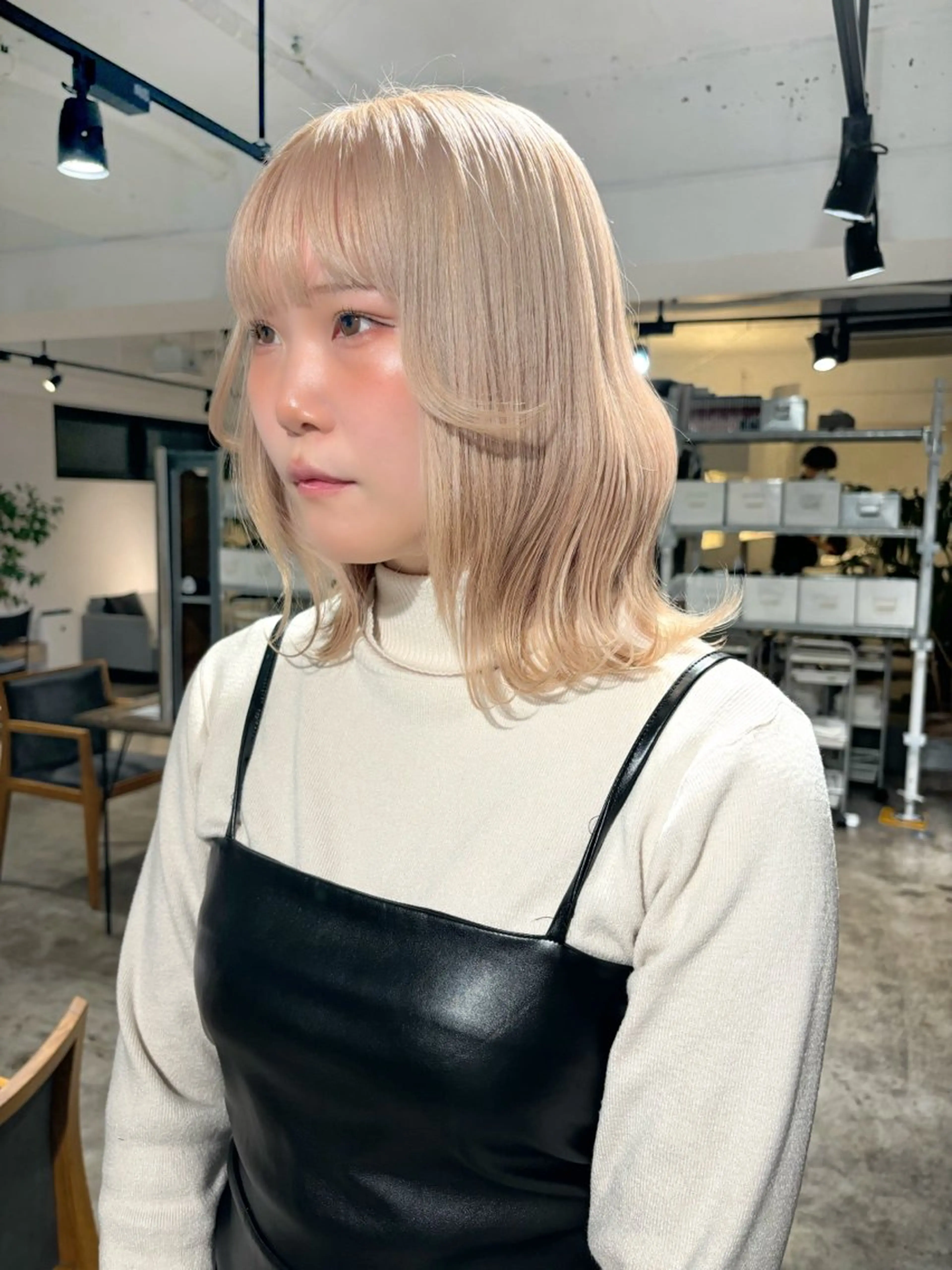 セミロング カラー ベージュカラー ブリーチ ケアブリーチ ケアカラー ミルクティーベージュ ヘアカラー トリートメント 暖色カラー🍒 ケアブリーチ/akiのヘアスタイル