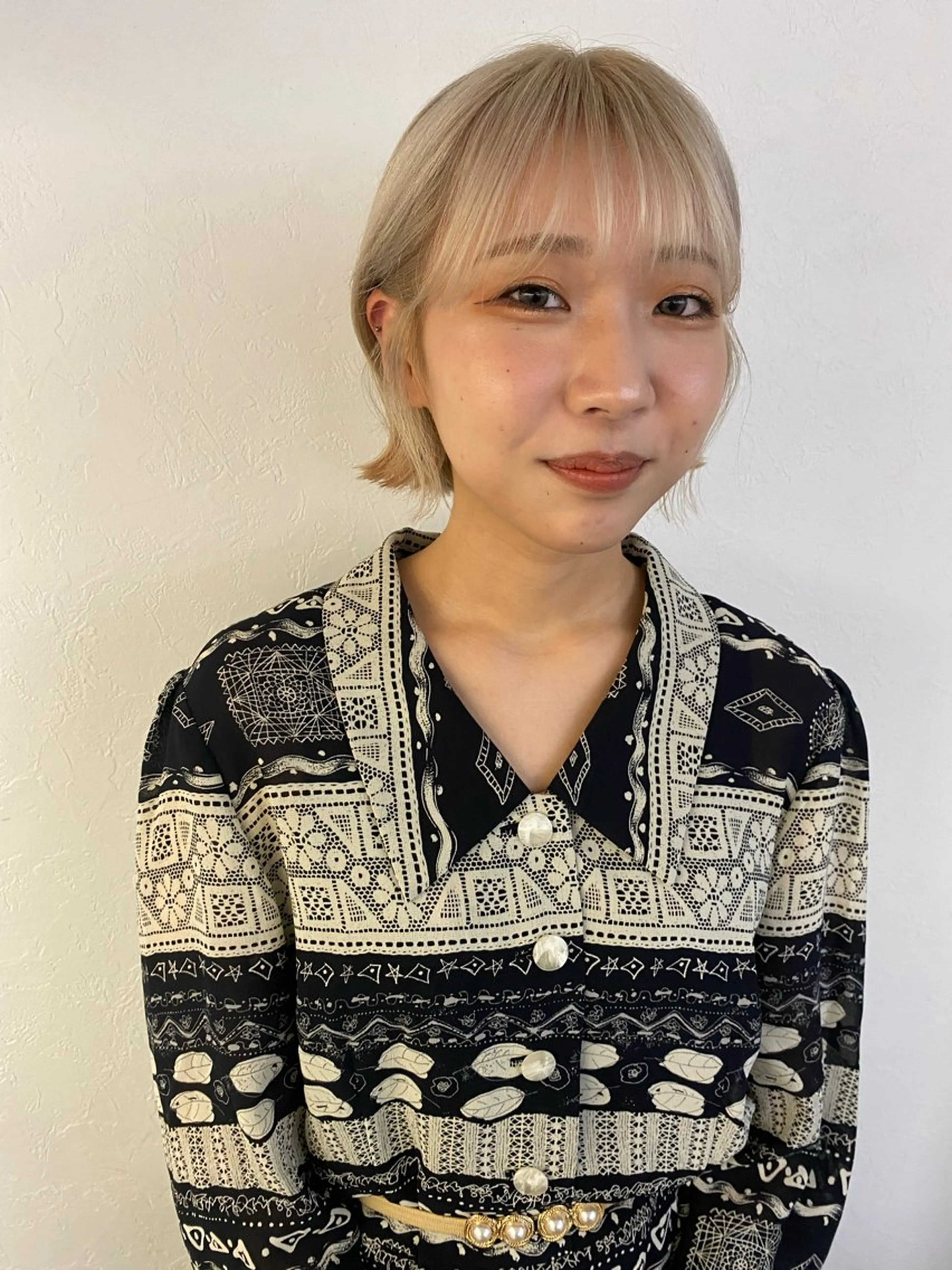 ショート カラー ブロンド ホワイトブロンド ボブ 外ハネヘア カット ヘアカラー トリートメント 森貴裕/ベージュ/ パーマ/オリーブのヘアスタイル