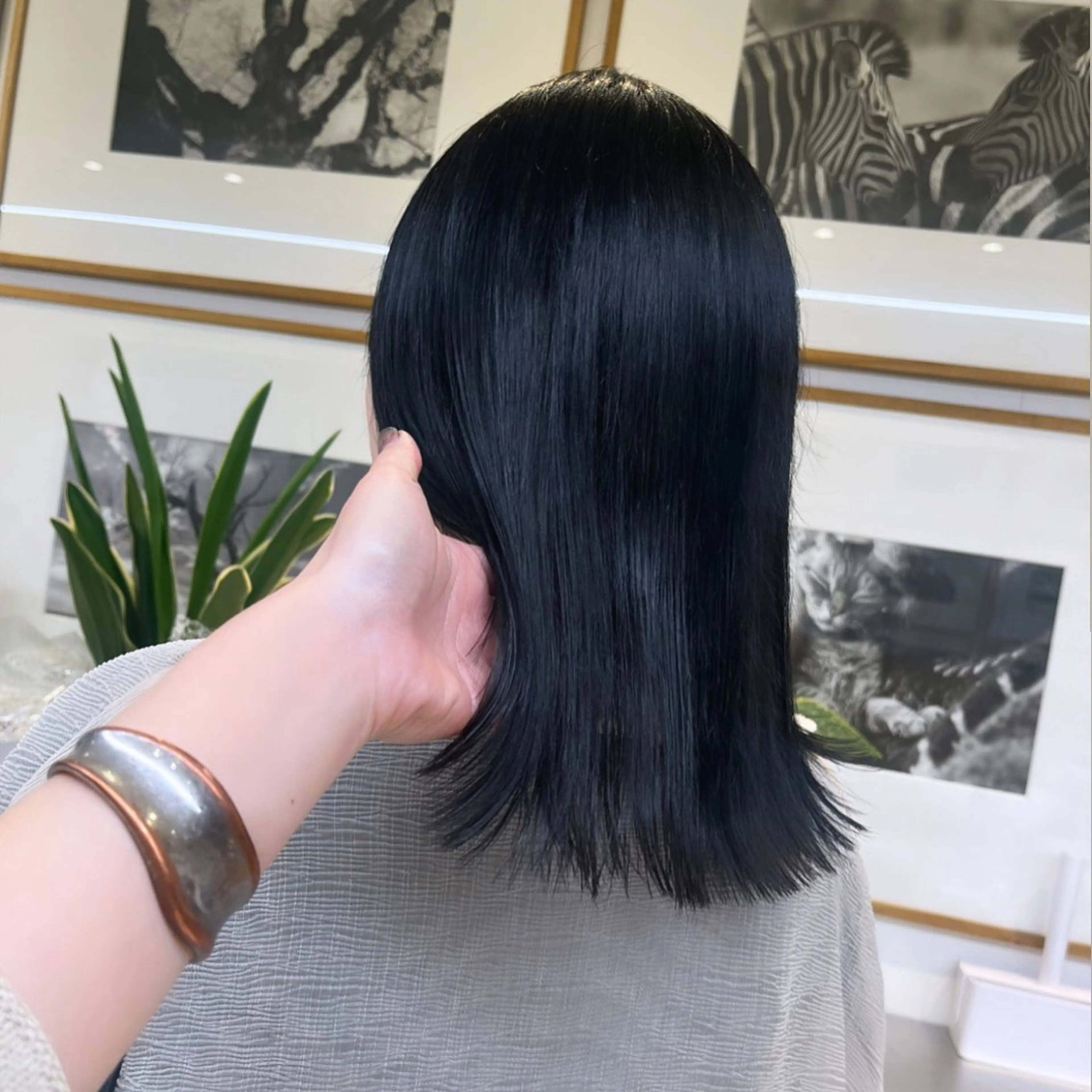 ミディアム カラー 黒髪 ブリーチ ブルーカラー ブルーブラック ブルージュ カット ヘアカラー トリートメント ヘッドスパ ヘアセット カジュアルを女っぽく 𝗮𝘆𝗮𝗰𝗼のヘアスタイル