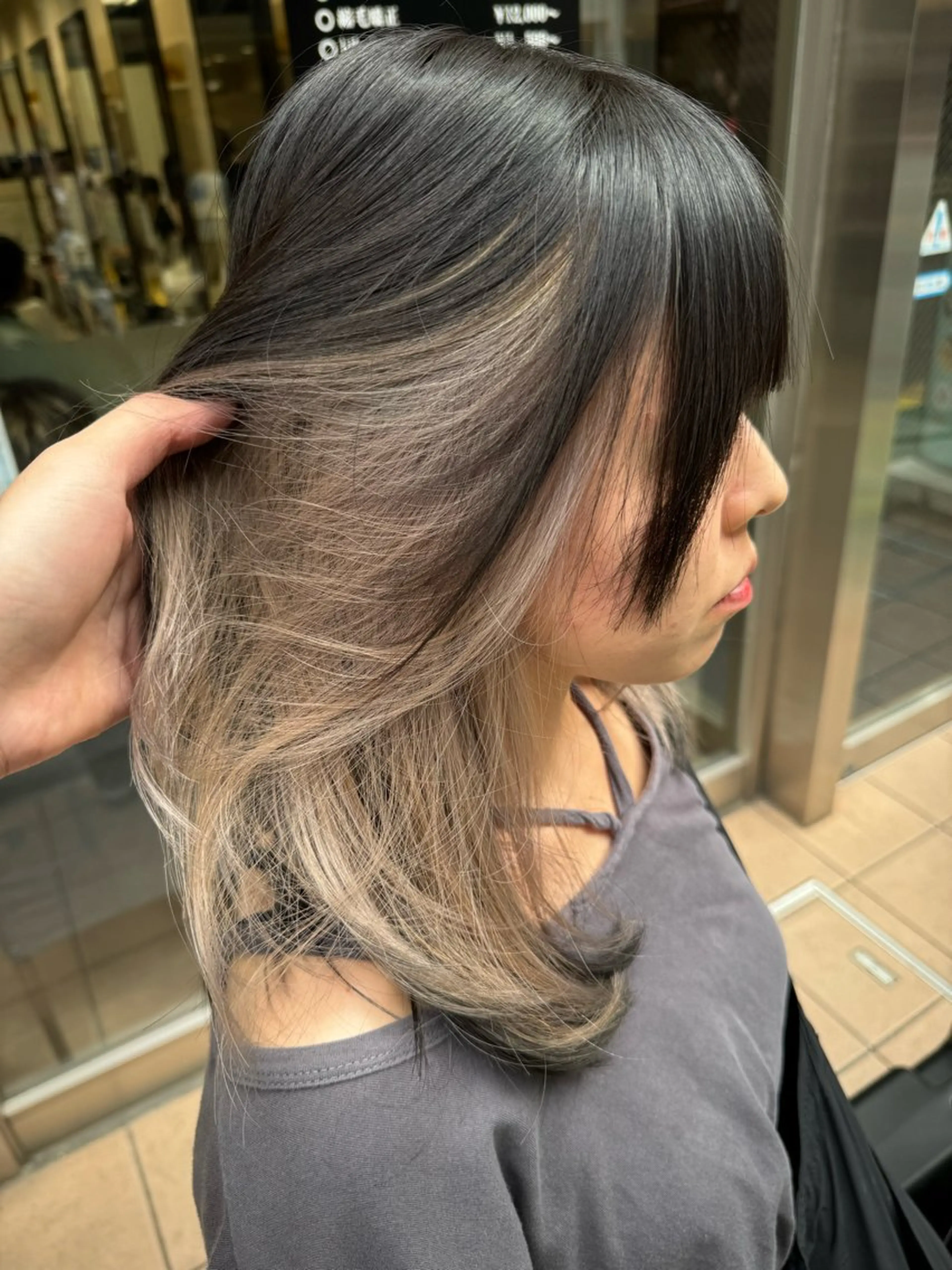 セミロング カラー ヘアアレンジ 切りっぱなしボブ ミストバング 黒髪 ブリーチ ブルーカラー カット ヘアカラー トリートメント Zina 大宮所属・目黒 碧人のヘアスタイル