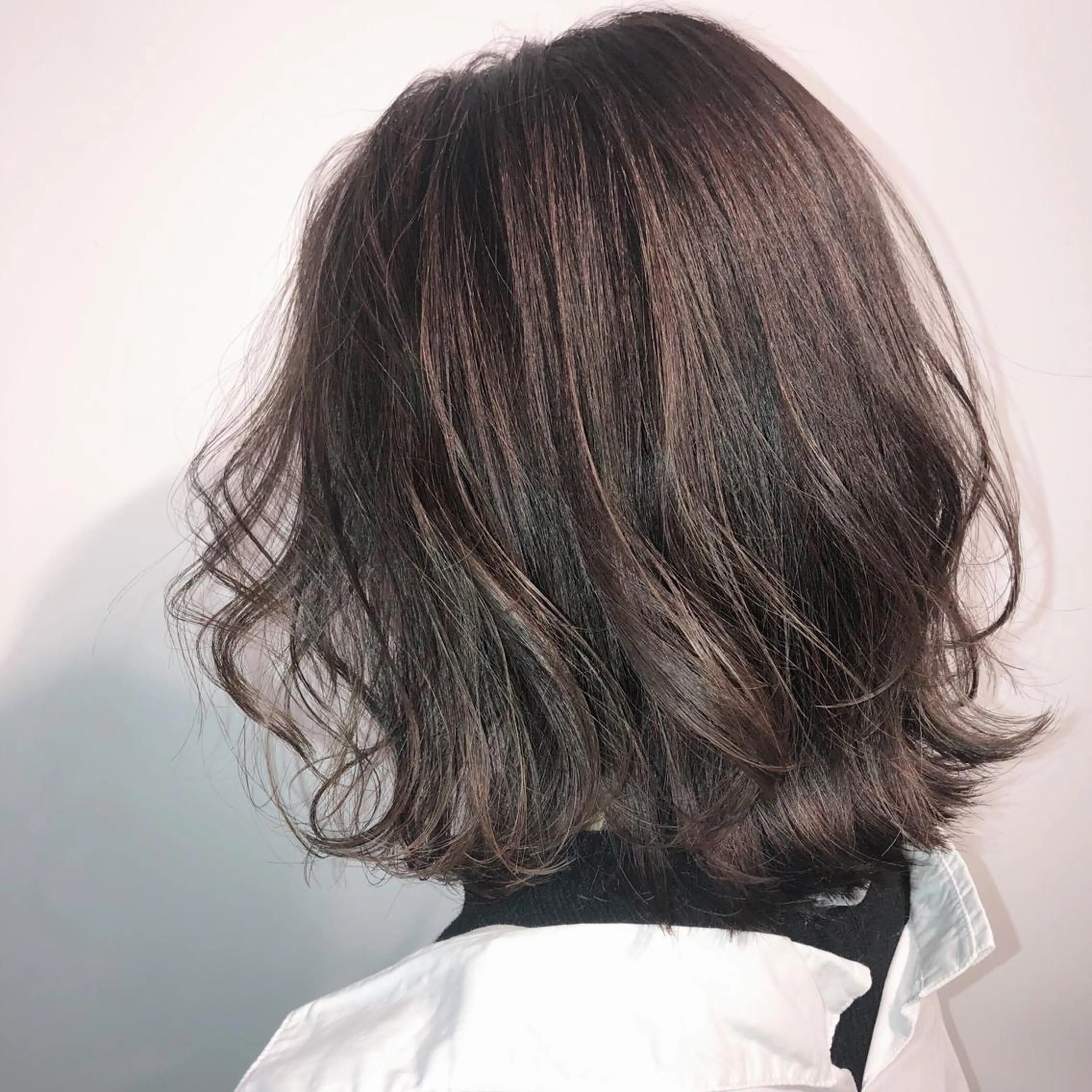ミディアム カラー 切りっぱなしボブ バレイヤージュ 黒髪 グレージュ ボブ レイヤーカット 川田くるみのヘアスタイル