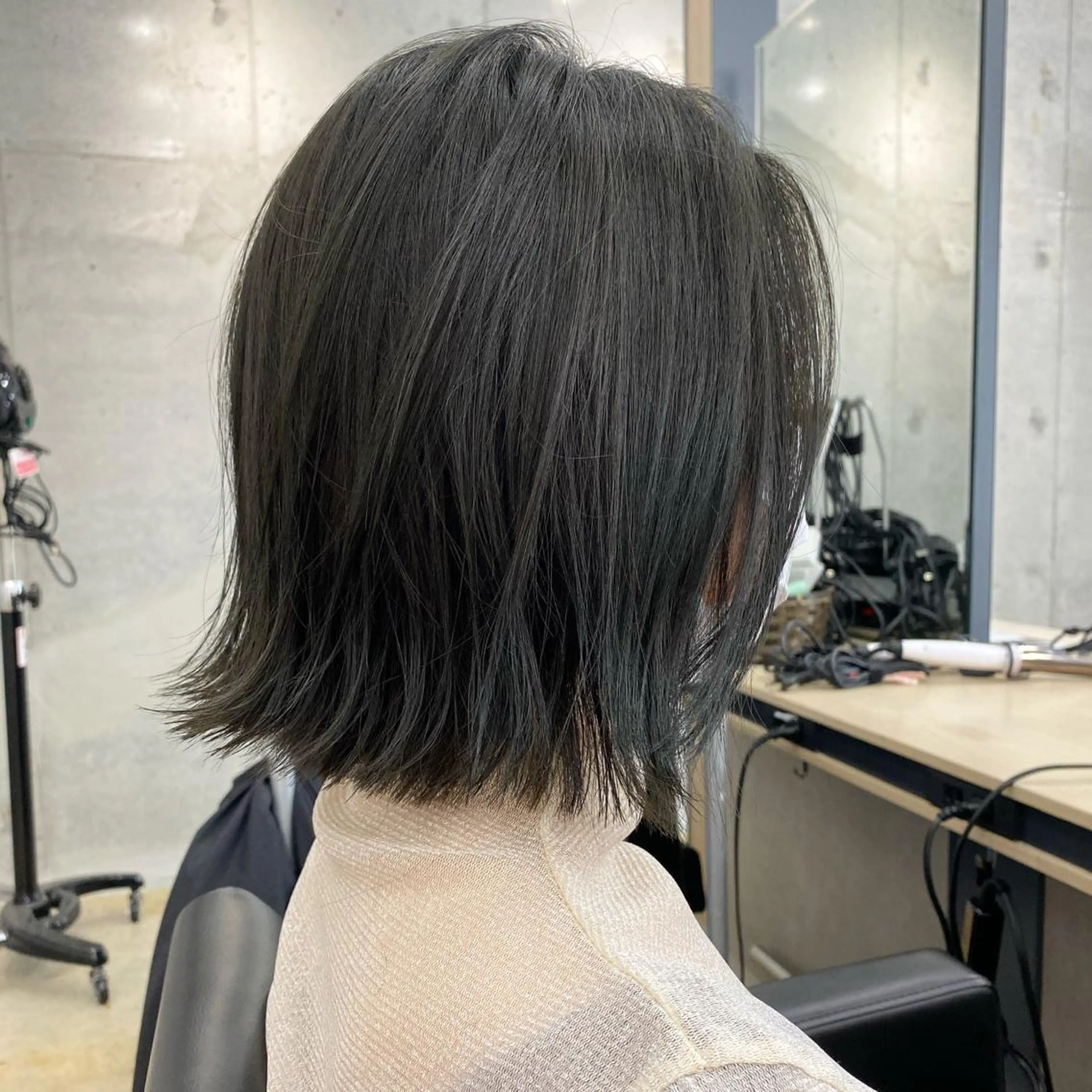 ショート カラー オリーブ/アッシュ やわらか透明感カラーのヘアスタイル