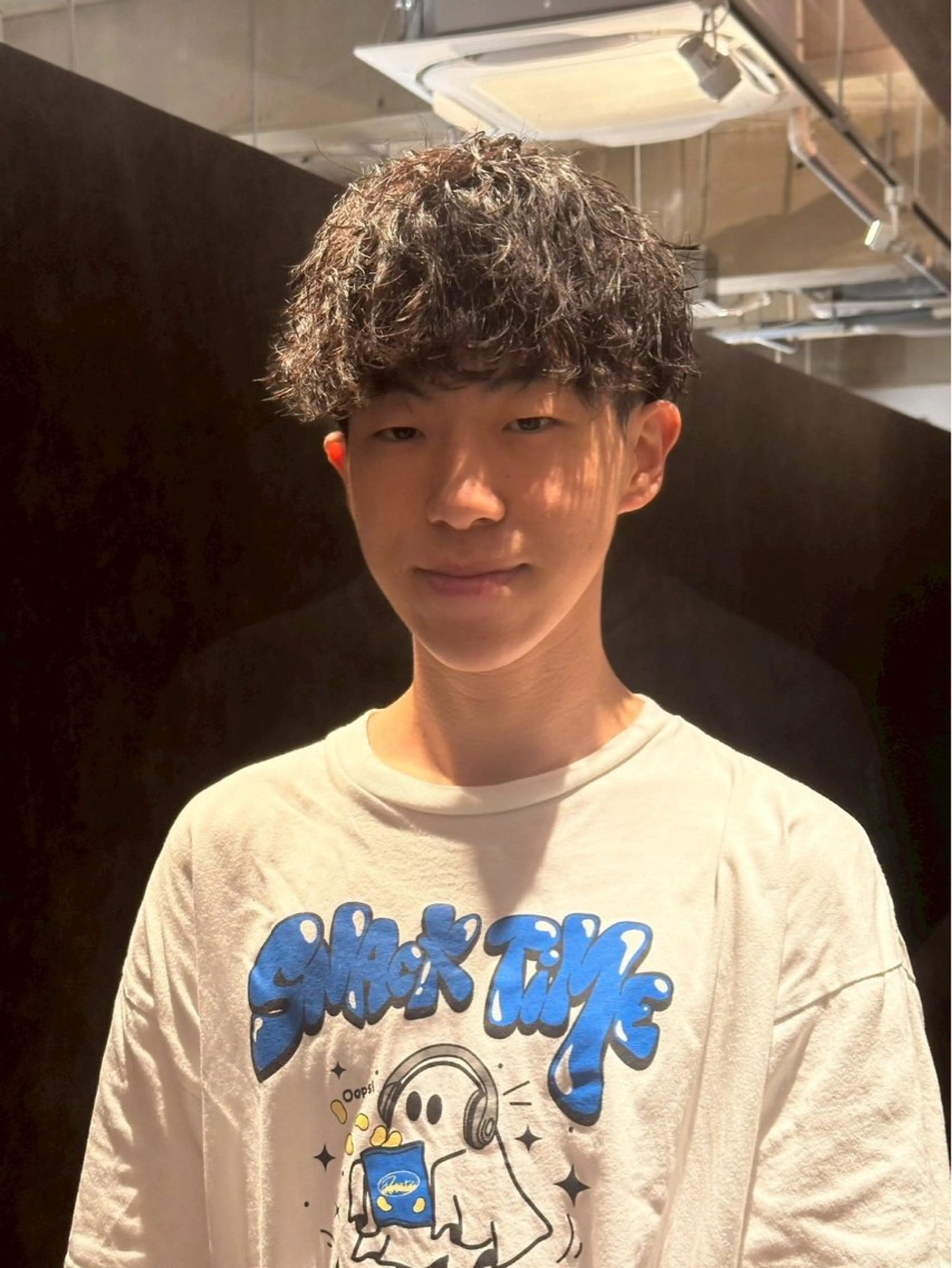 ショート パーマ メンズ メンズブリーチ センターパート フェードカット フェザーパーマ メンズハイライト カット パーマ トリートメント 金山駅前/メンズ パーマ/真柄 恒輝のヘアスタイル