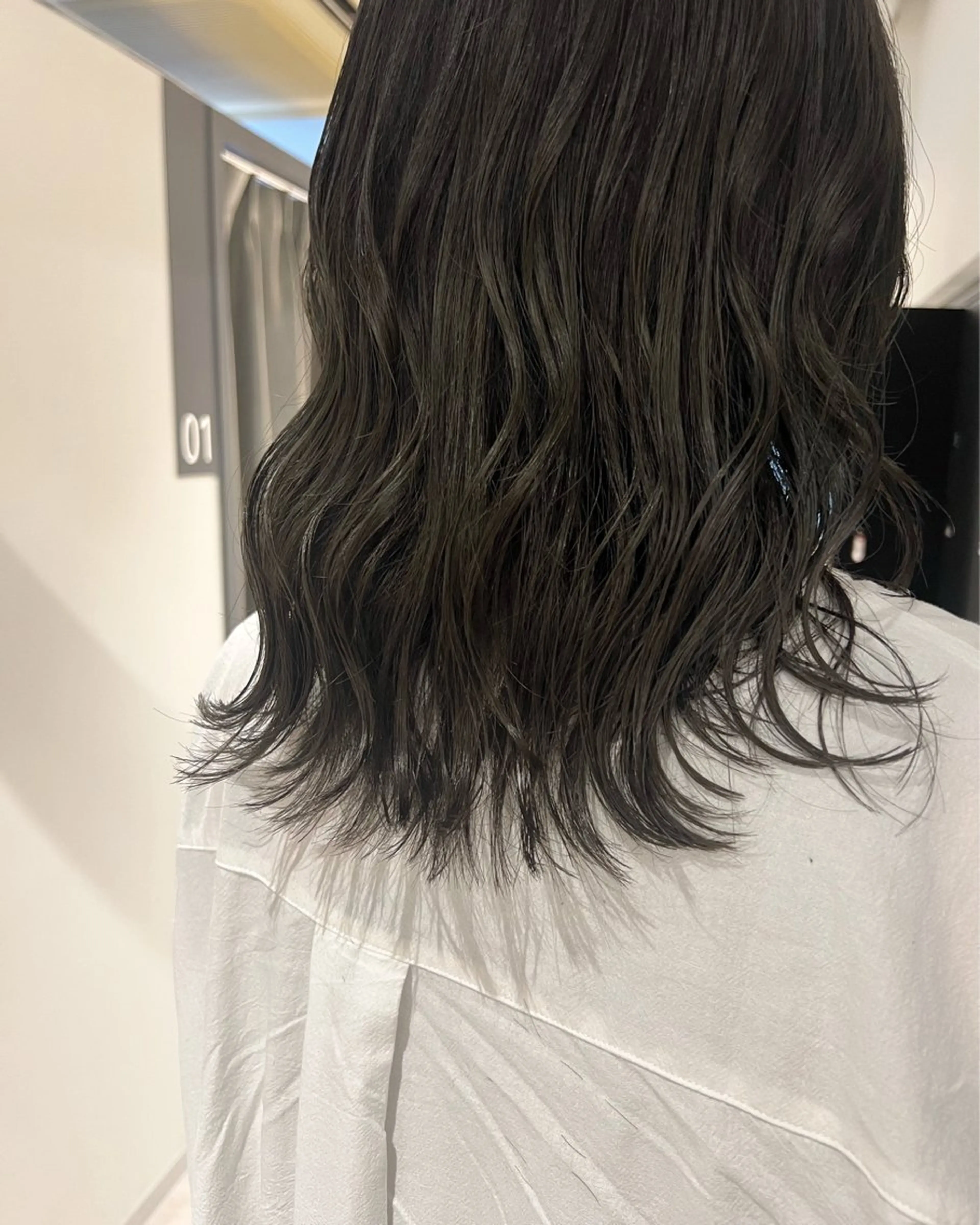 ミディアム カラー オリーブグレー 暗髪カラー🫐パーマ おくだりんかのヘアスタイル