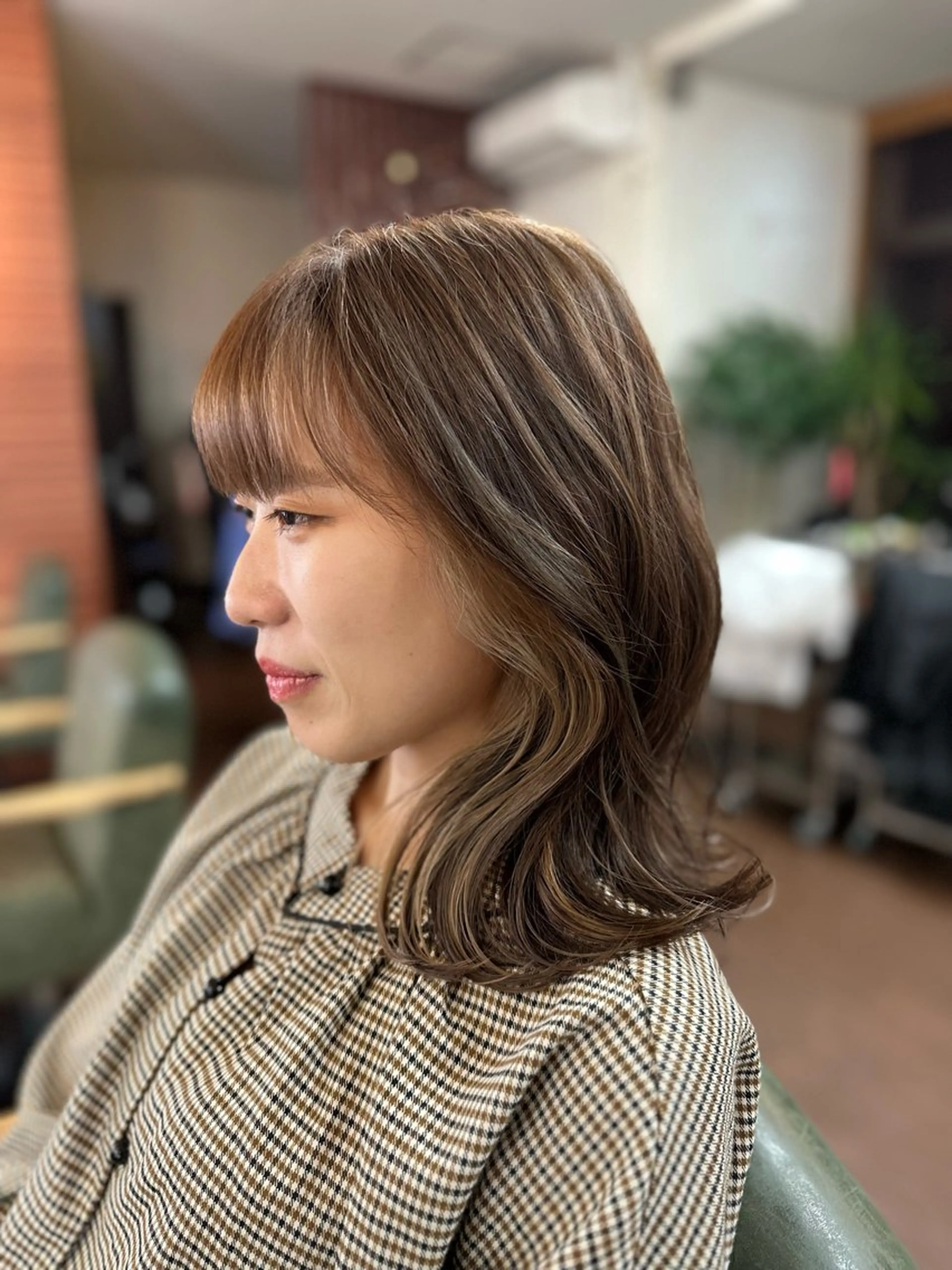 ミディアム カラー ベージュカラー インナーカラー ミルクティーベージュ カット ヘアカラー 大人かわいいインナー カラー/菊池柊真🎨のヘアスタイル