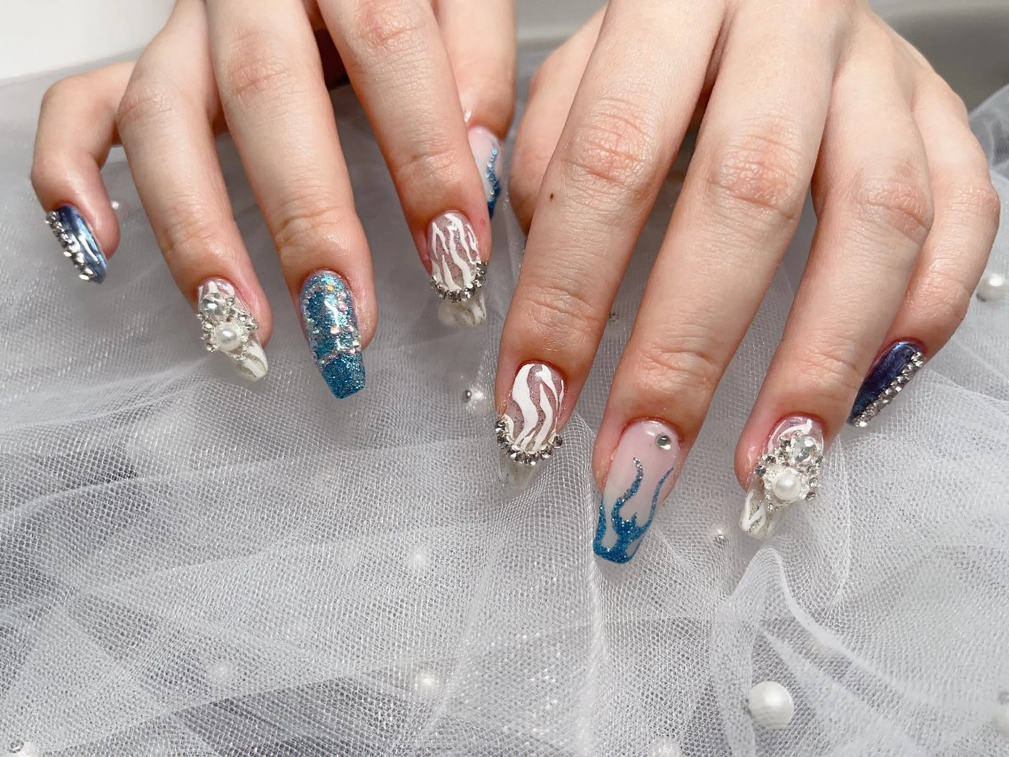 ネイル アニマル柄 ブルー キラキラネイル ホワイト ハンドネイル peTiT minamiのネイルデザイン