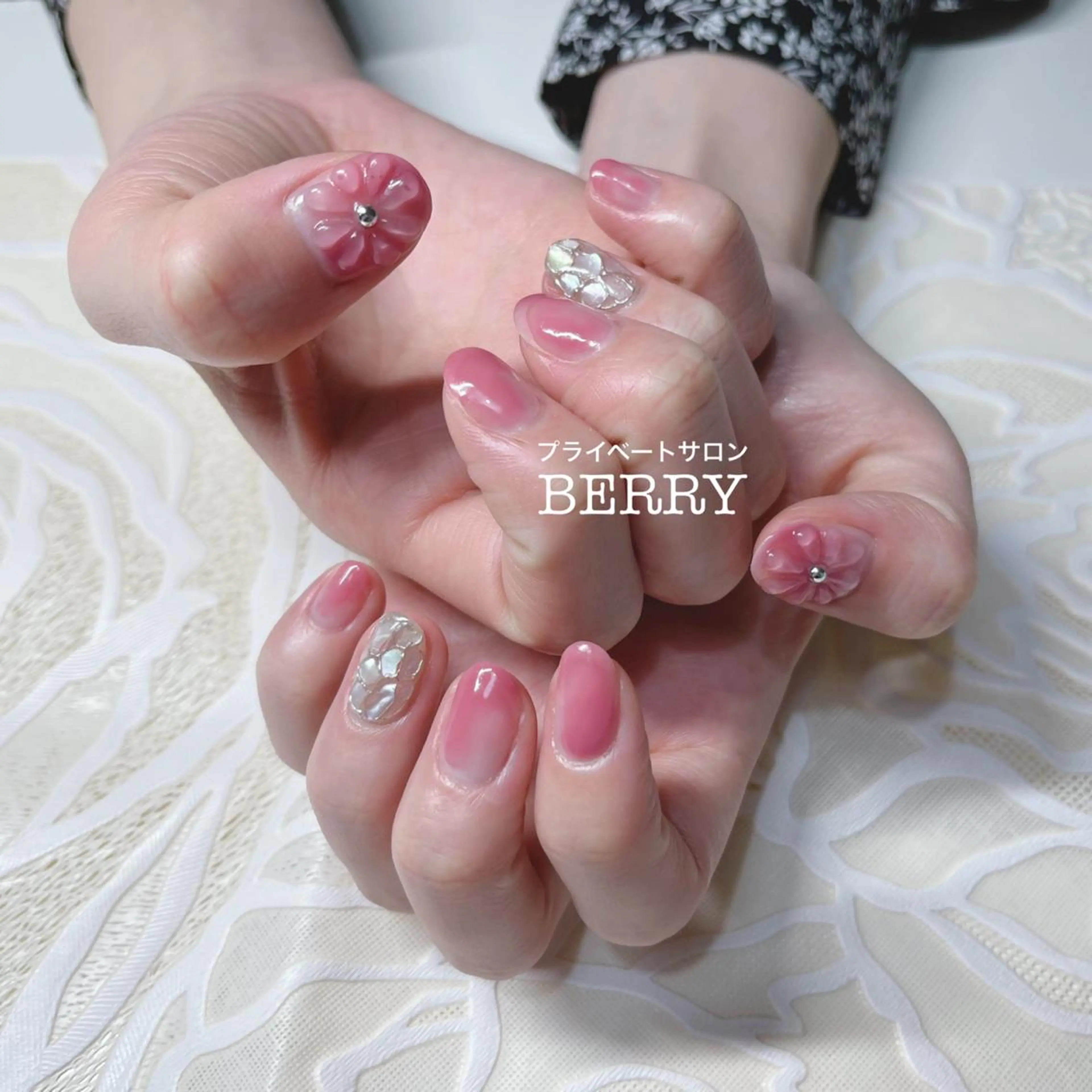 ネイル アートネイル クリアネイル ニュアンスネイル ぷっくりネイル 春ネイル ハンドネイル プライベートサロン BERRYのエステ・リラクイメージ