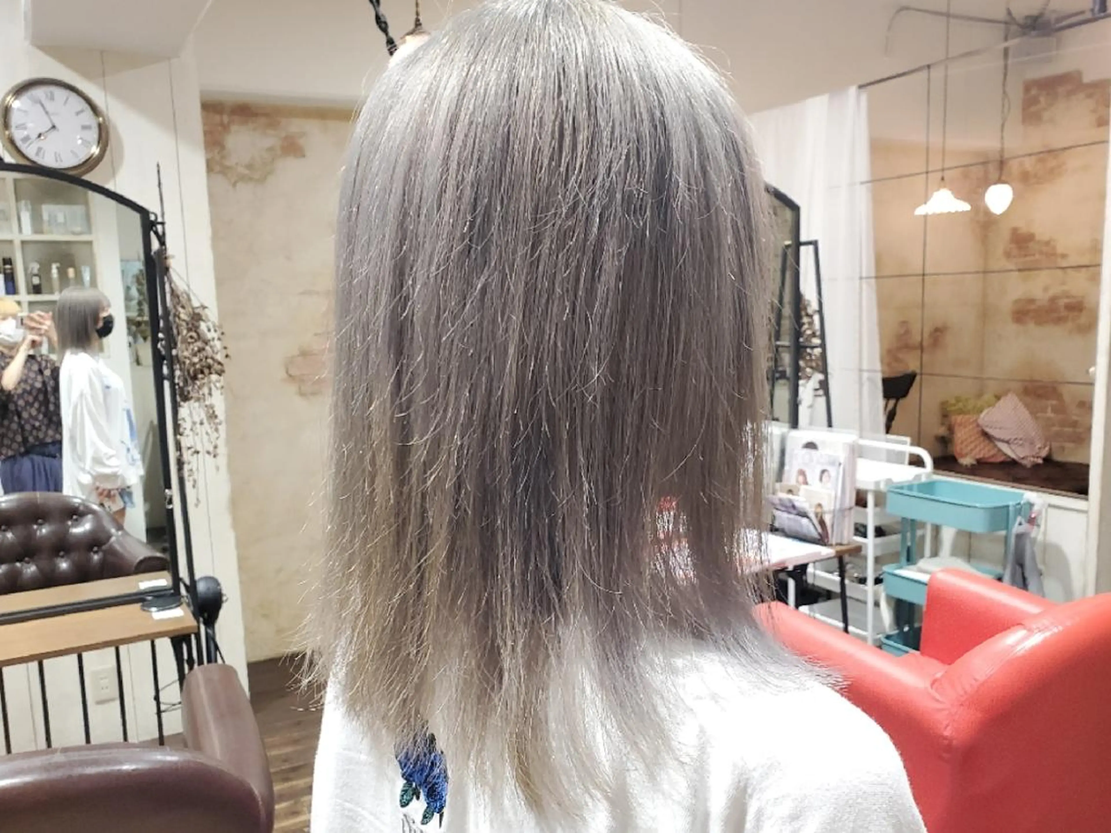 カラー ブリーチ 透明感カラー シルバー パ ルのヘアスタイル
