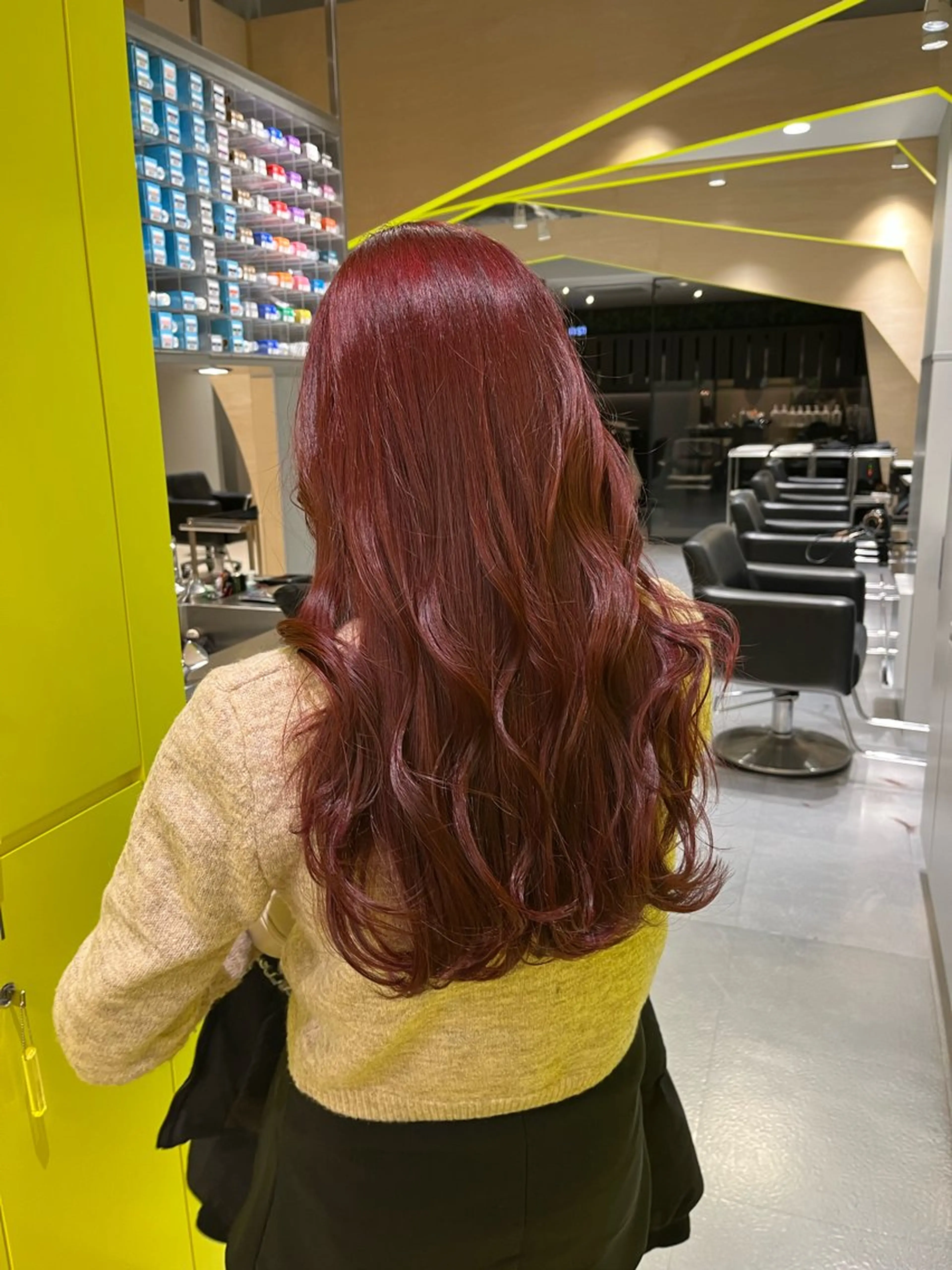 ロング カラー レッドカラー 山下 とよかのヘアスタイル
